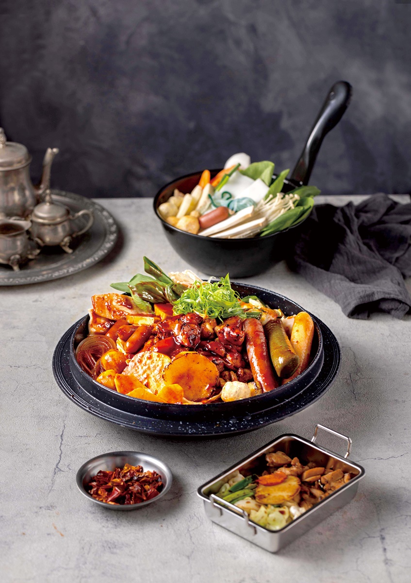 甩鍋雞 不辣的炒雞首推「bbq醬炒雞」，淋上獨家bbq醬，鹹度恰到好處