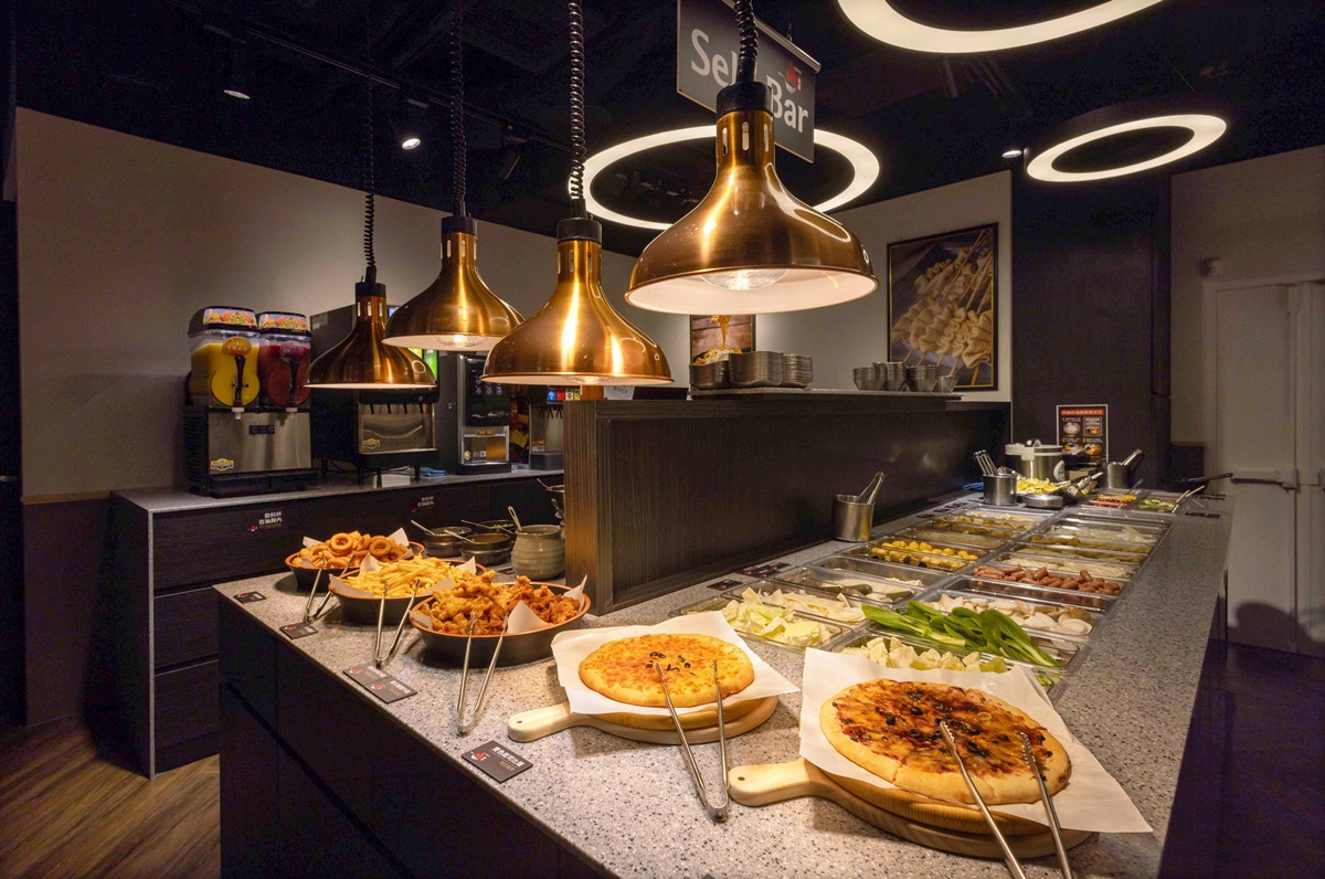 甩鍋雞 自助吧準備各種食材配料讓消費者可以自由取用加入燉雞中烹煮成美味料理，讓顧客不僅可以完全依照自己的喜好調整菜色a