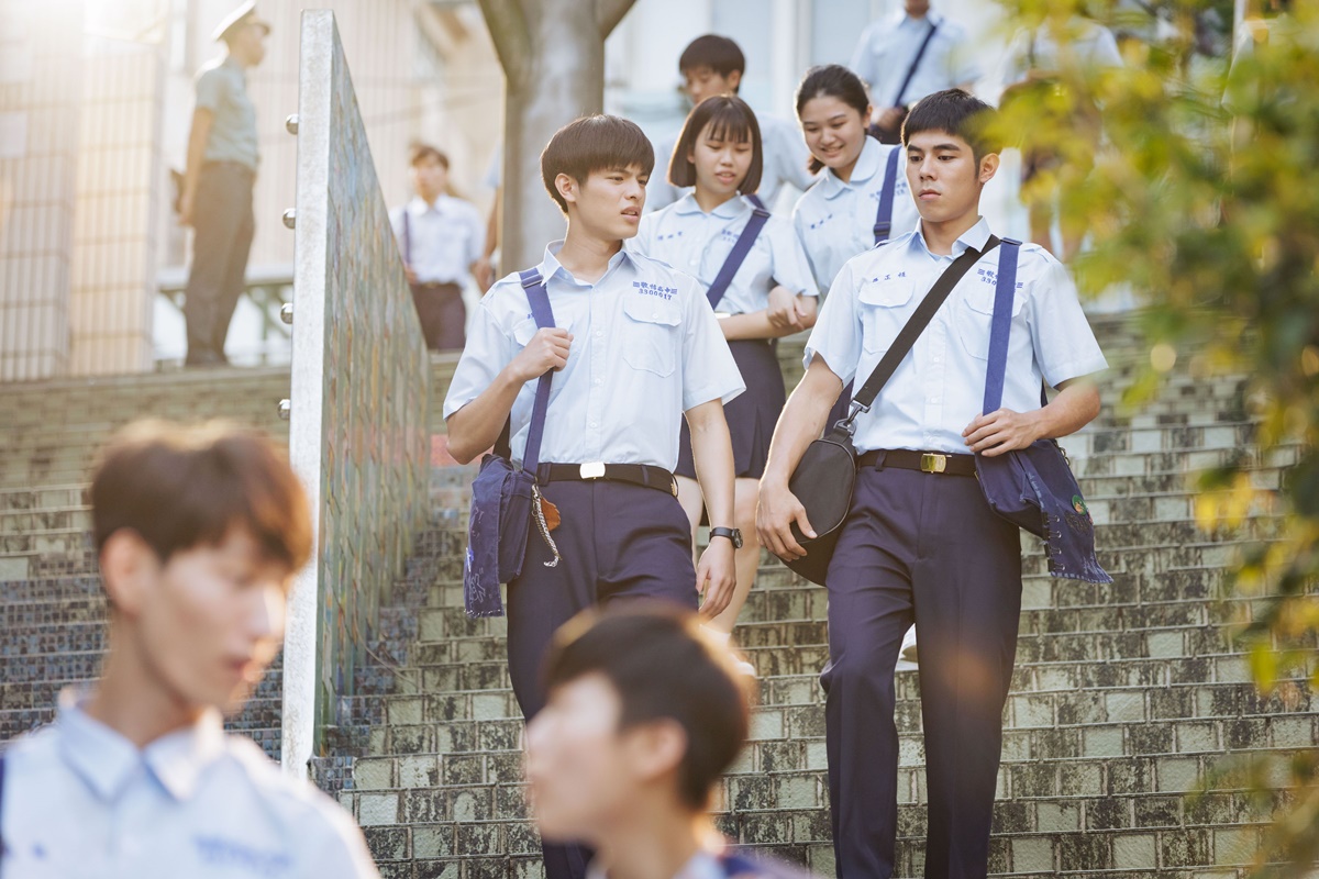 詹懷雲(右)、邱以太(左)演出青春正盛的高中生