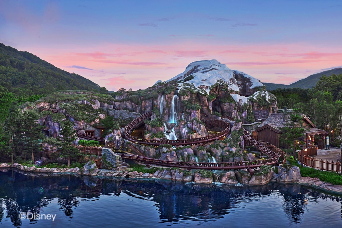 06 除踏上魔雪奇幻之旅，到冰雪皇宮探訪艾莎女王外，也能登上雪嶺滑雪橇，展開一趟刺 0