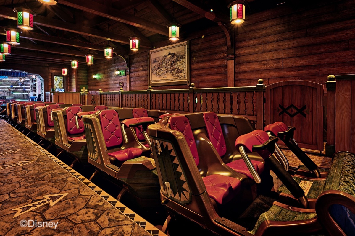 07 除踏上魔雪奇幻之旅，到冰雪皇宮探訪艾莎女王外，也能登上雪嶺滑雪橇，展開一趟刺 0