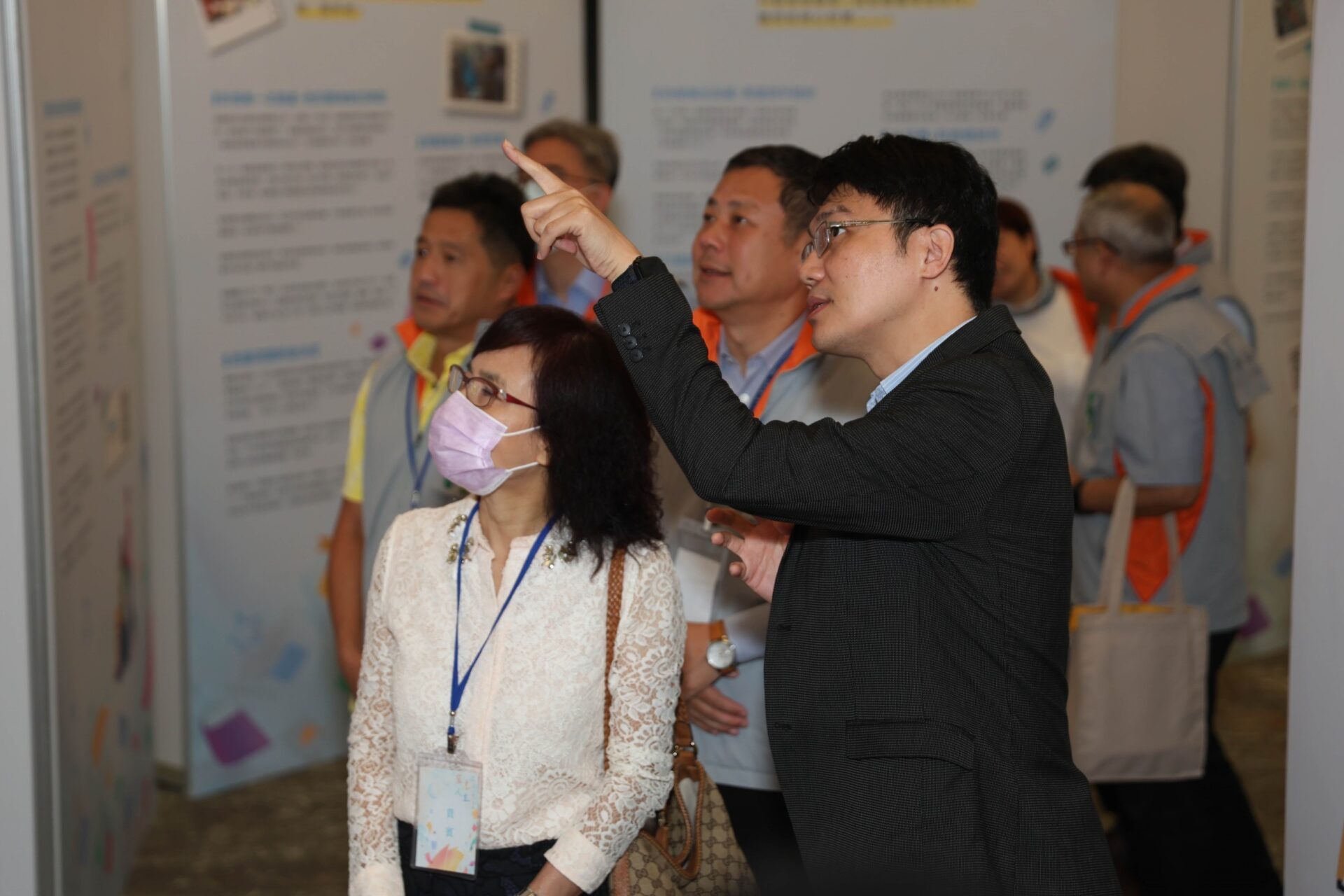 北市聯醫失智症中心主任劉建良向北市衛生局李碧慧副局長介紹展覽特色 0