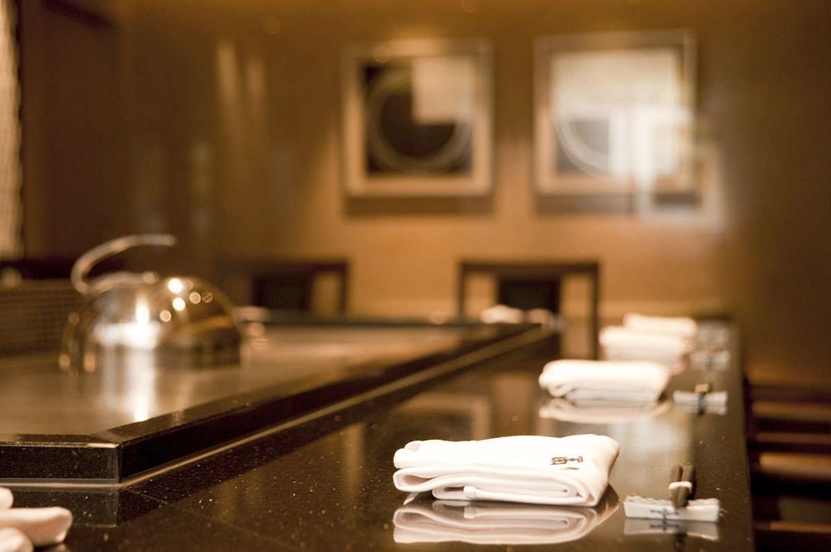 大倉久和大飯店 5f山里鐵板燒區共有兩個吧檯的開放式用餐區及一個包廂。吧檯皆可容納10