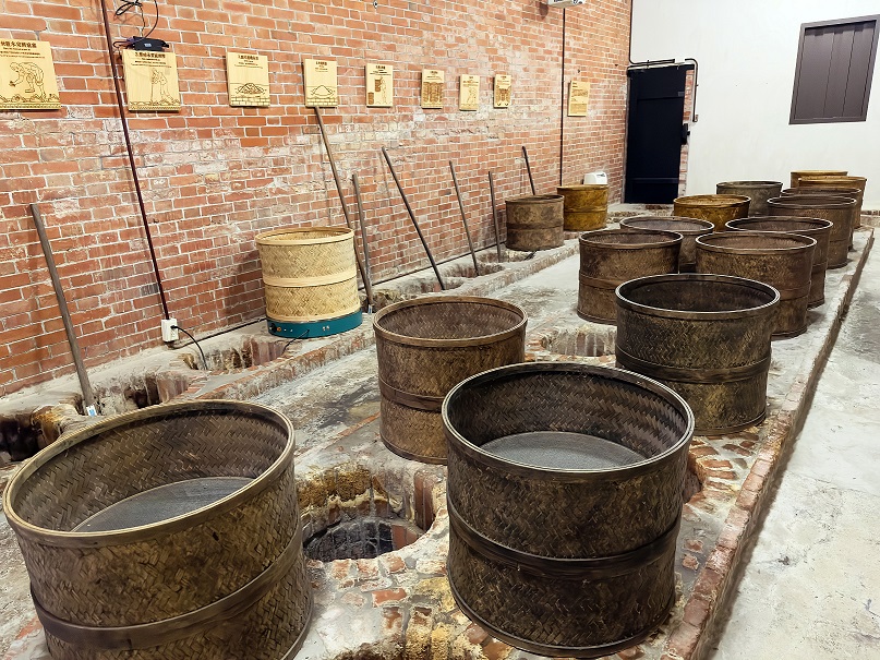 文化部「糖與茶文化」主題旅遊 大稻埕為過往臺北城最繁華的商業集散據點、也是臺茶貿易的起點，將茶業裝進焙籠進行炭火慢焙為一大製茶特色。