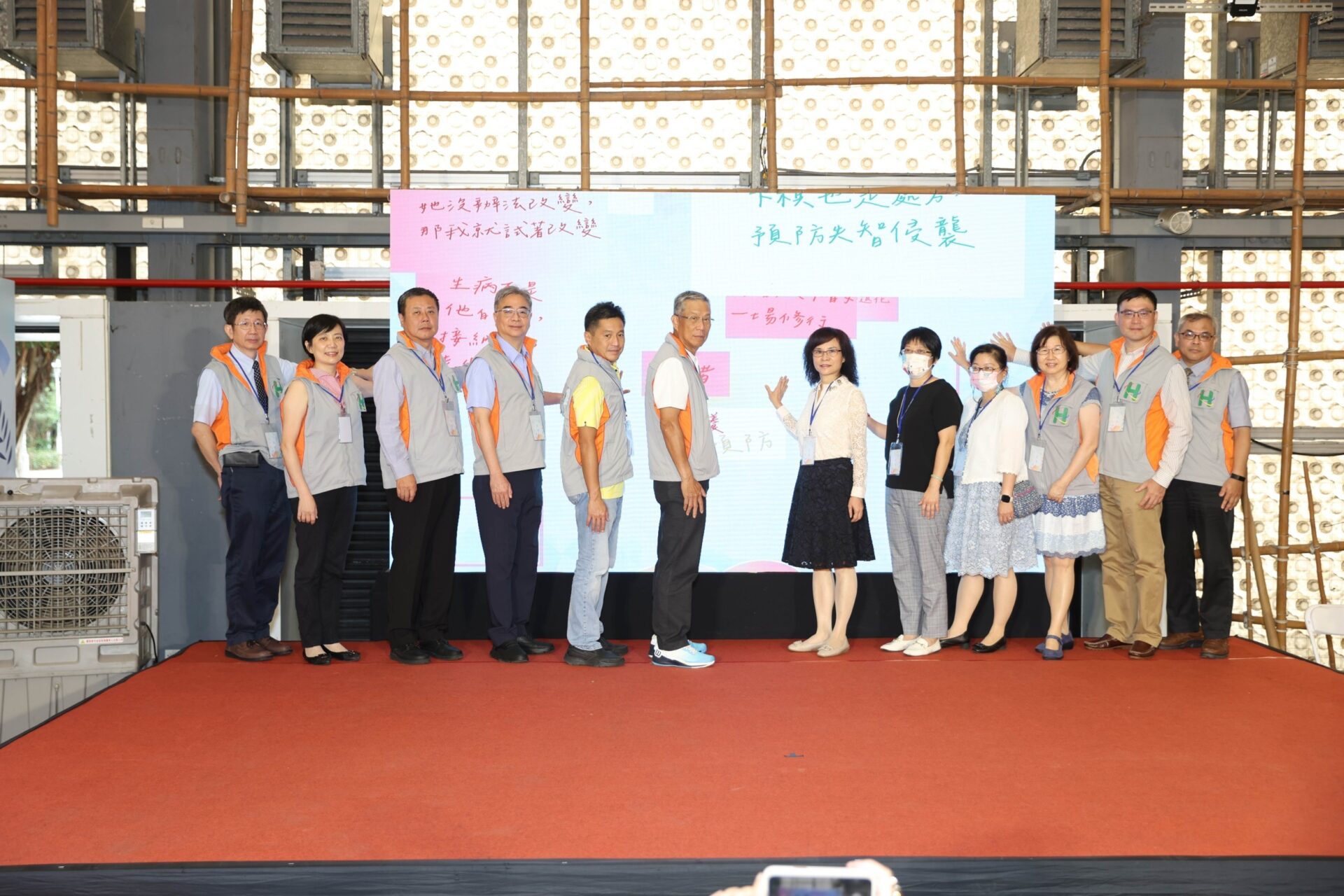 臺北市衛生局李碧慧副局長與北市聯醫蕭勝煌總院長（中）協同各院區代表進行啟動儀式