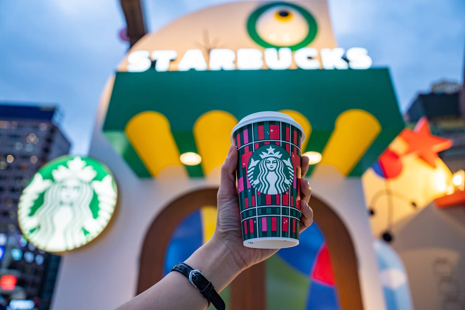 位在台北時代百貨2樓的夢廣場，星巴克今年以「奇幻咖啡小屋」為主題。4