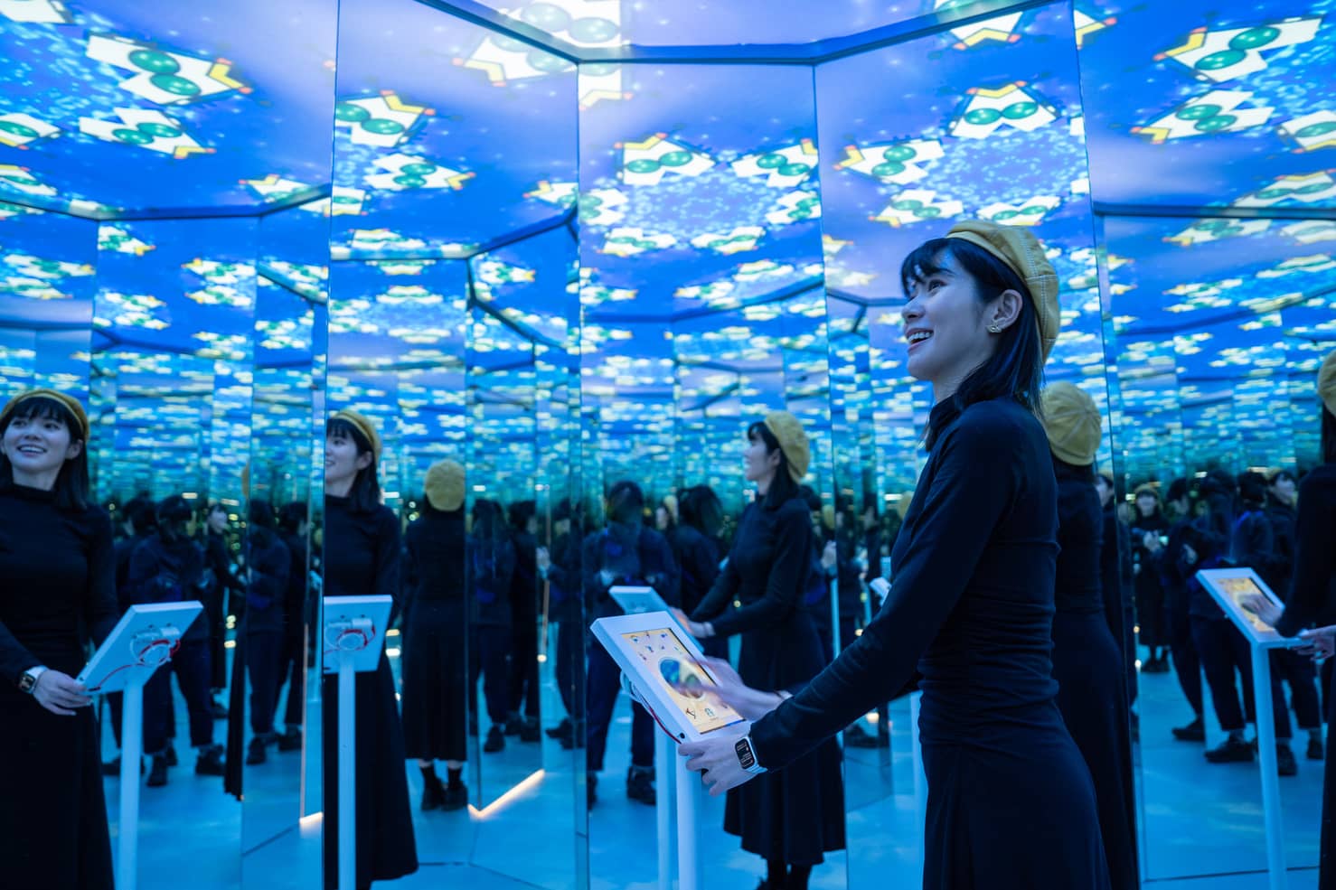 星巴克今年以「奇幻咖啡小屋」為主題，進入奇幻小屋，可欣賞到千變萬化的線條與自由奔放的色彩，活動期間內每週六日1600 2000開放進入小屋體驗奇幻萬花筒，欣赏藝術與咖啡結合