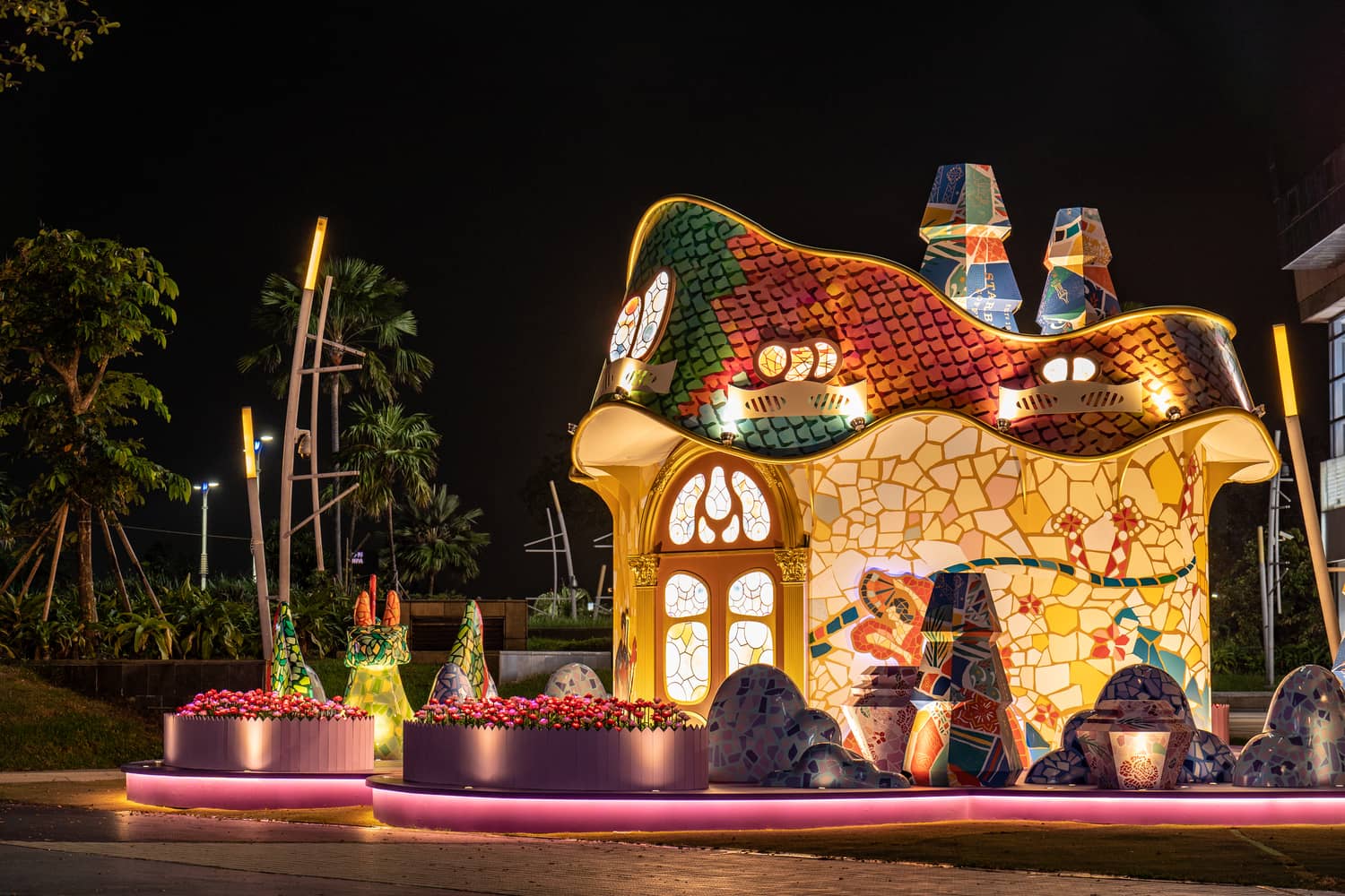 星巴克以「夢幻雲之城」為主題，運用華麗繽紛的曲線屋頂，搭配強烈色彩及拼貼馬賽克風格，更結合城市的經典勇者屠龍故事，邀請各位一起走入這座夢幻雲中之城。夢幻燈光秀：