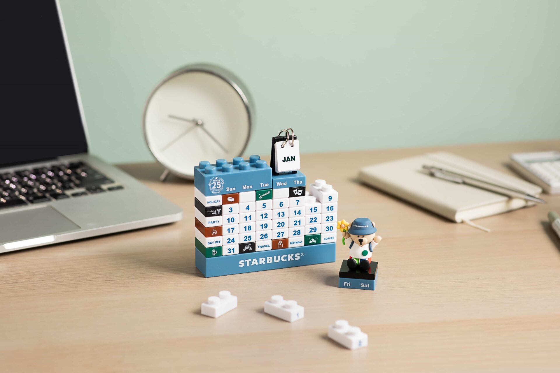 Bearista小熊立體桌曆可手自行手動翻頁換月份，也可以拼組每月日期的立體桌曆，十分具有diy手動趣味感。1