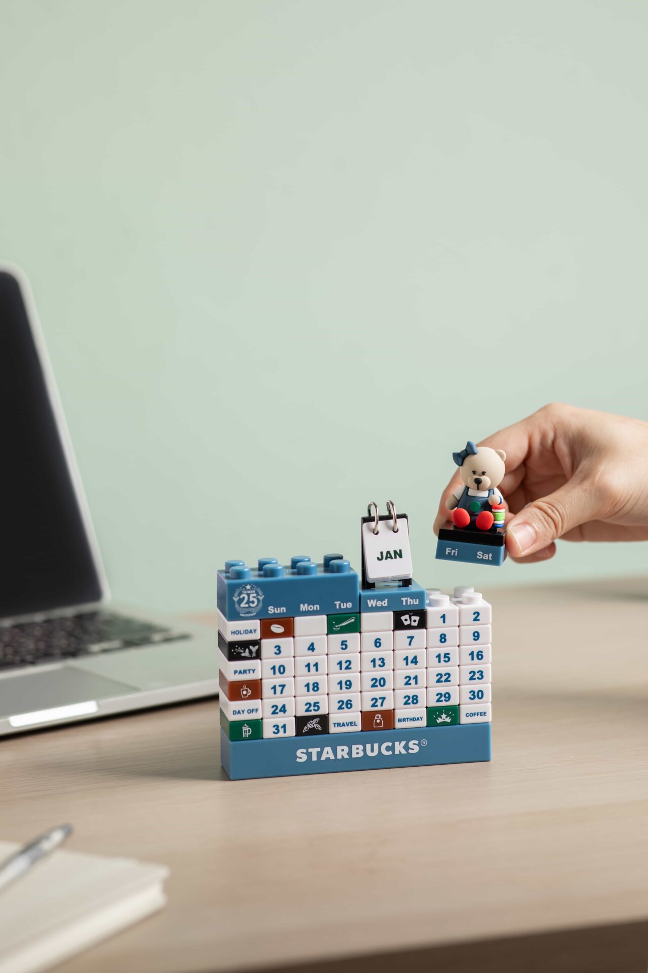 Bearista小熊立體桌曆可手自行手動翻頁換月份，也可以拼組每月日期的立體桌曆，十分具有diy手動趣味感。2