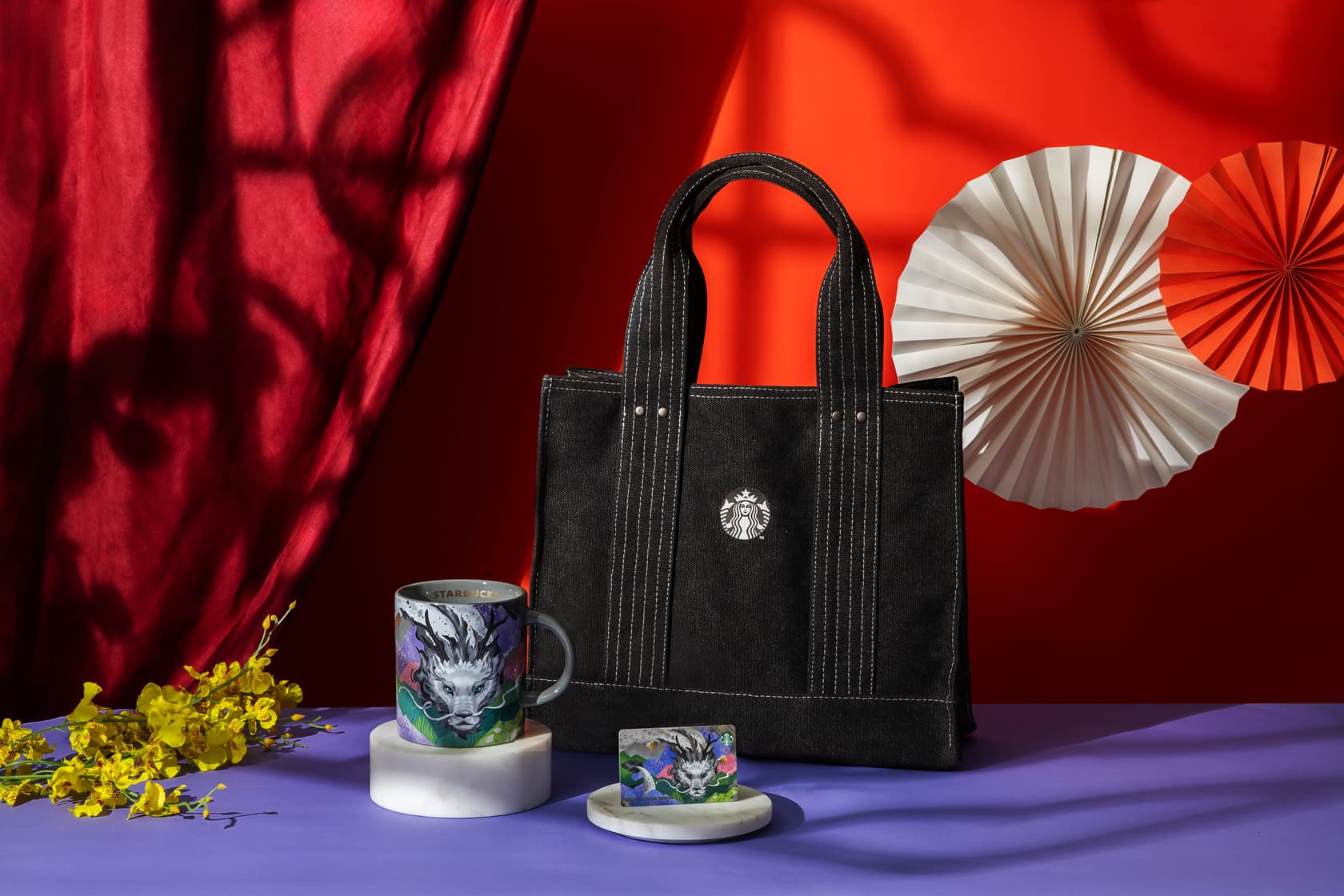 【星巴克】今年運用代表生肖龍做為主角，龍是東方文化中的吉祥瑞獸，今年以中性、神秘深灰色系推出「神龍降臨新春禮」，內容物包括水洗帆布提袋、馬克杯、隨行卡共三款 (1)