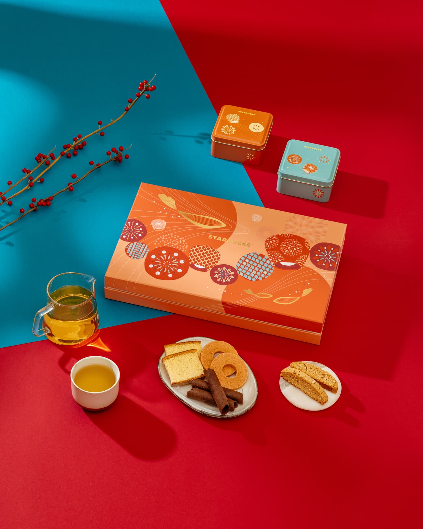 星巴克今年也再推出茶食組合「星巴克星韻」禮盒，茶愛好者必推薦，精選茶瓦納伯爵紅茶及在地阿里山烏龍茶，搭配蜂蜜蛋糕脆餅、草莓年輪蛋糕脆餅、摩卡奶油捲。