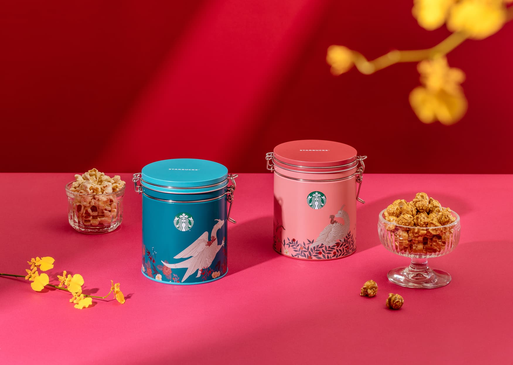 年節追劇、走春郊遊，少不了大小朋友都喜愛的爆米花，星巴克「大吉大利新春禮盒」以白松露炒菇風味和咖啡焦糖風味爆米花組合，鹹、甜口味一樣美味，各取所愛！