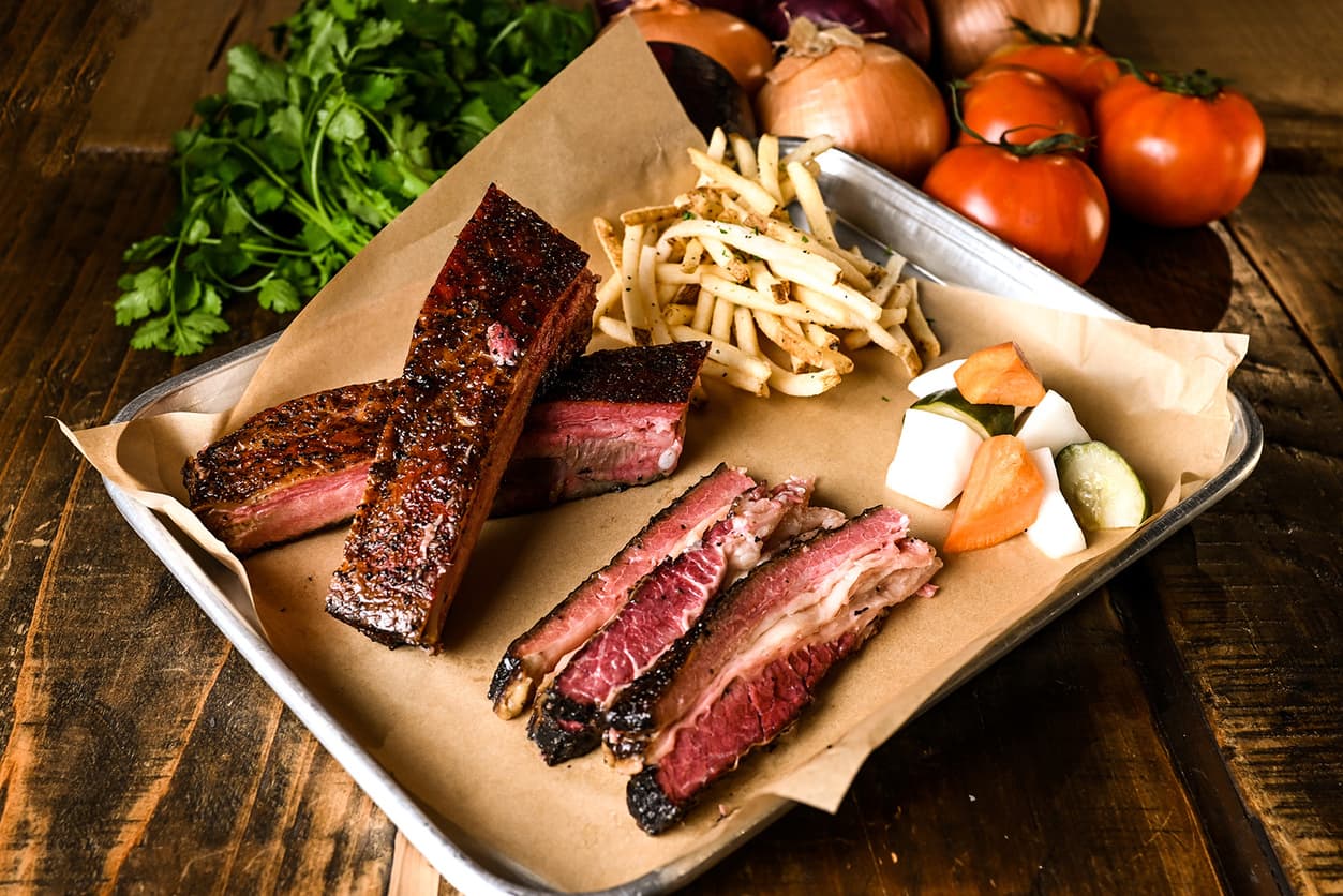 【celebrate Bbq】圖4 每次出擊都熱銷一空的「慶祝柴燒雙拼煙燻肉盤」當然也不可缺席