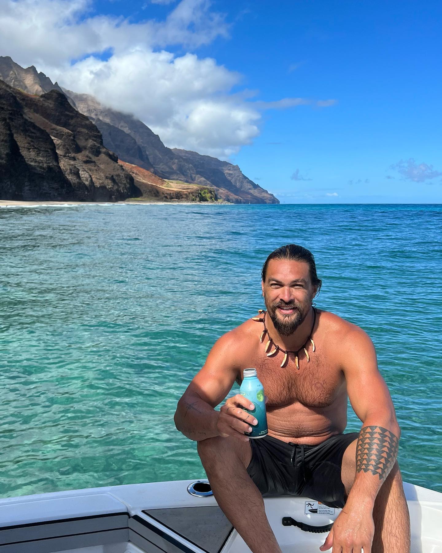 【jason Momoa Ig】傑森摩莫亞熱愛衝浪，年輕時更曾在衝浪店工作。