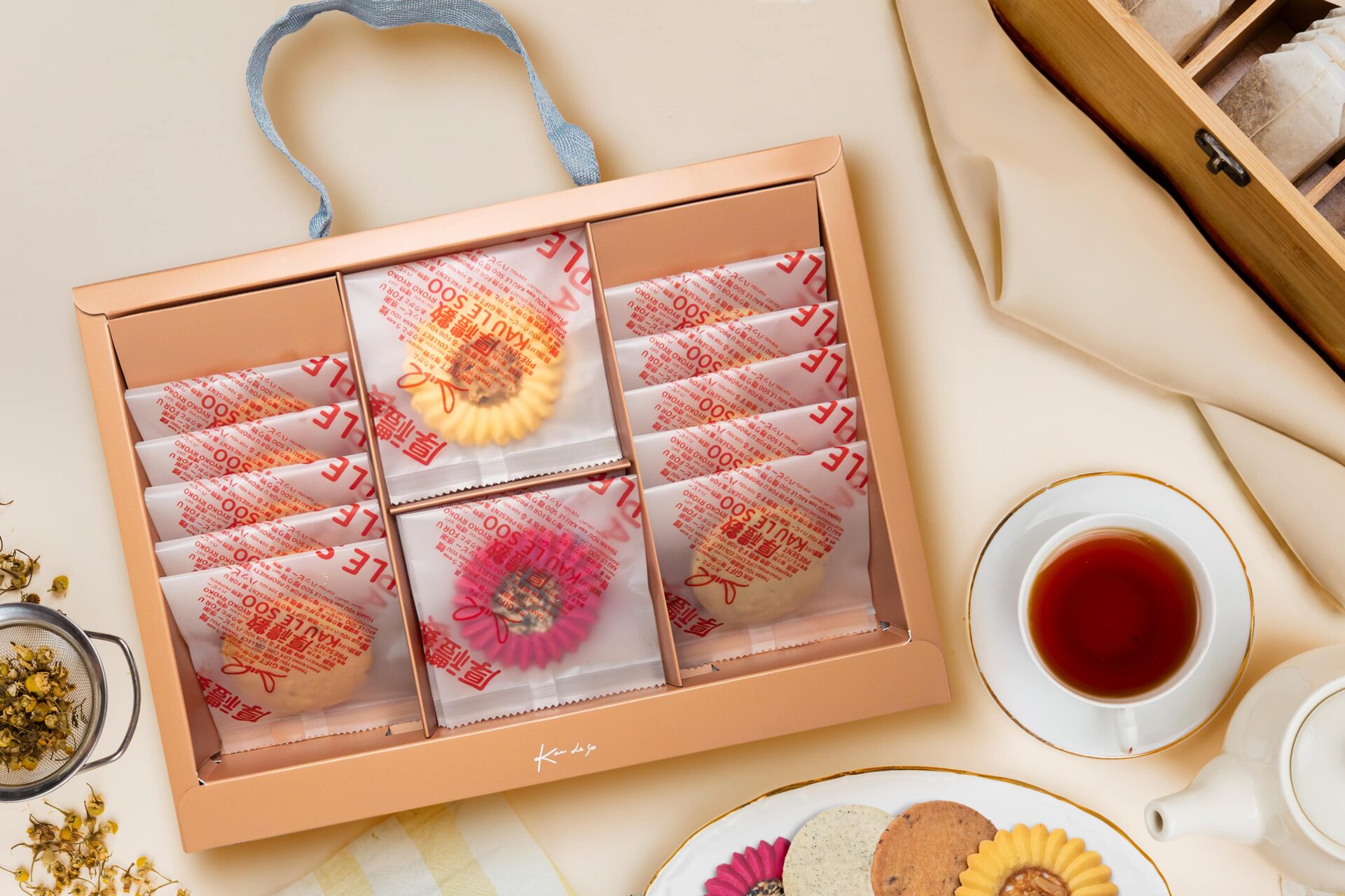 旅旅食光 「龍花富貴伴手禮盒」內含4款手工餅乾，適合親友相聚時搭配茶飲一同享用。