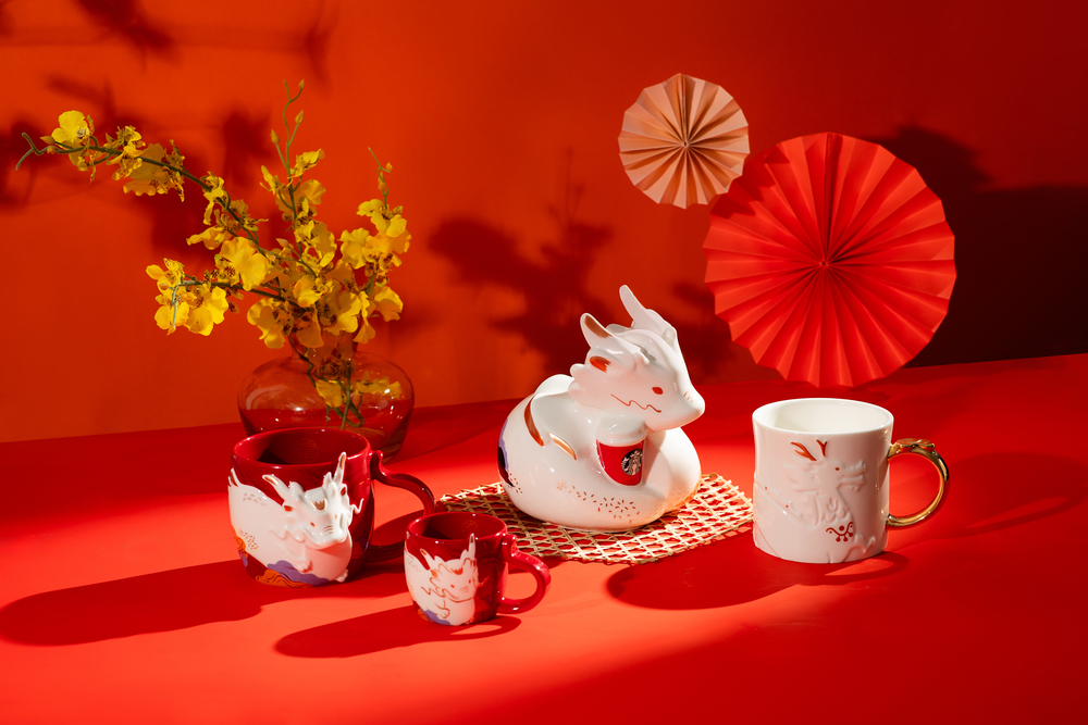 星巴克以新春喜氣紅搭配以金龍作為主角，以採用金色描邊、金色把手等馬克杯，以龍馬精神迎接春天的到來，給每位顧客帶來龍年滿滿好運與祝福的杯子系列和撲滿等新品。