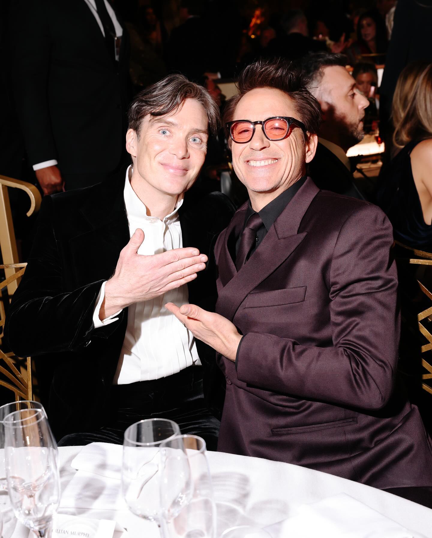 【翻攝金球獎ig】《奧本海默》男主角席尼墨菲奪下最佳男主角獎,開心和小勞勃道尼合影。