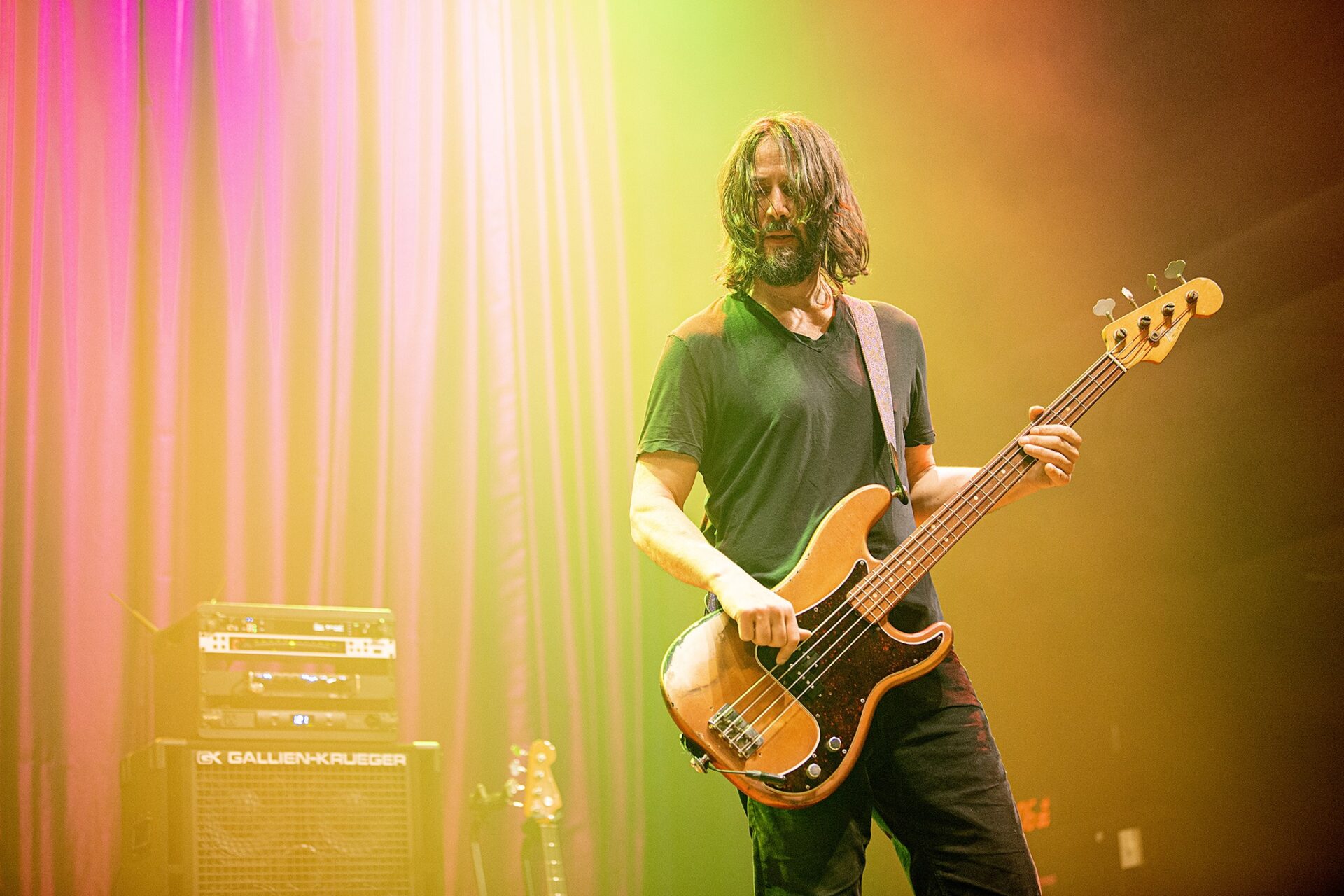 【翻攝dogstar Ig】十分多才多藝的基努李維，其實也是一位樂團的bass手。