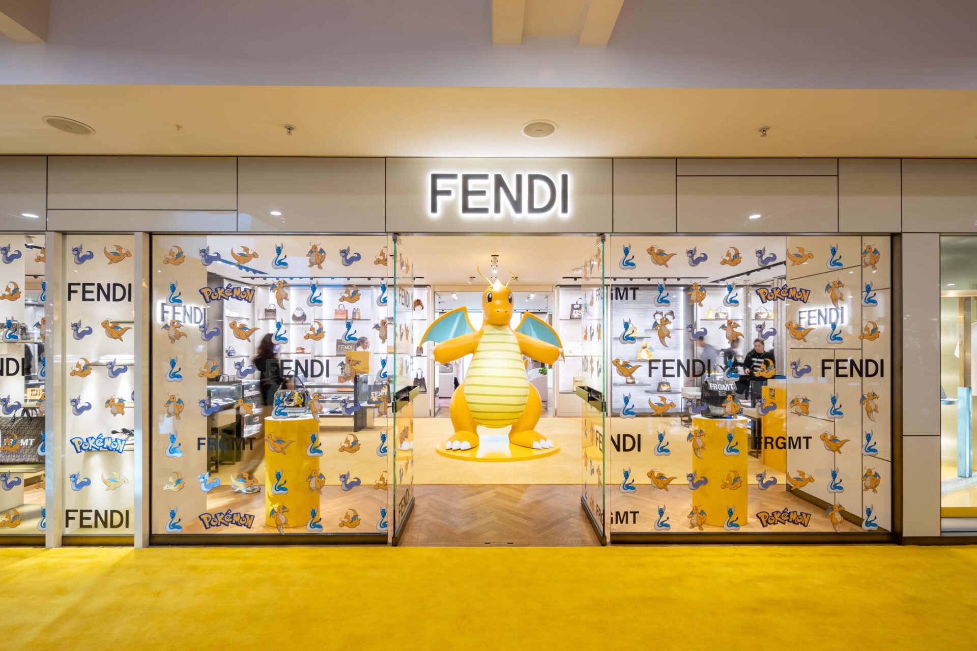 【fendi】寶可夢pokémon聯名系列店內擺設巨型快龍2