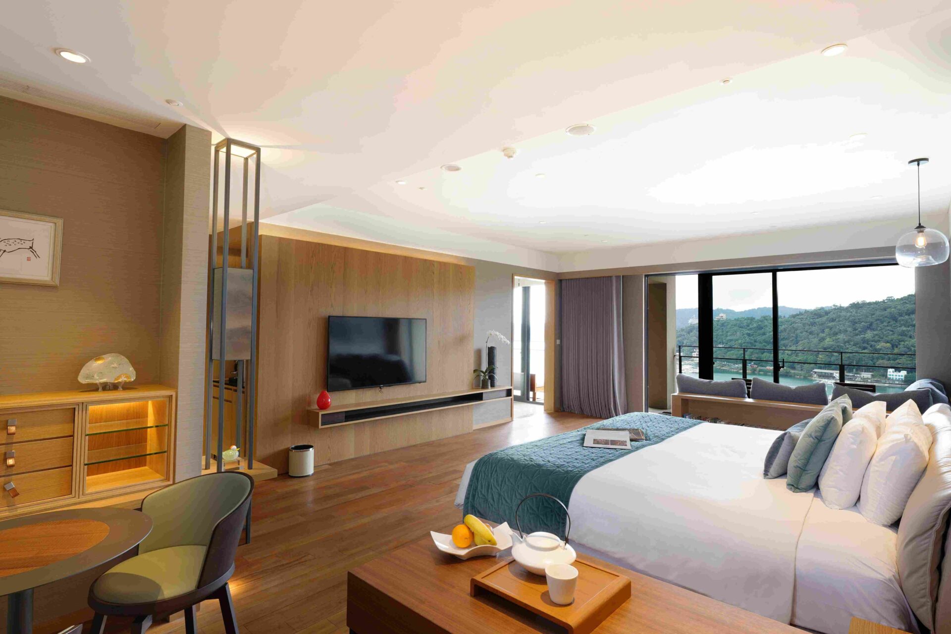 館內各房型都有溫泉浴池、大型落地窗及景觀陽台。 6