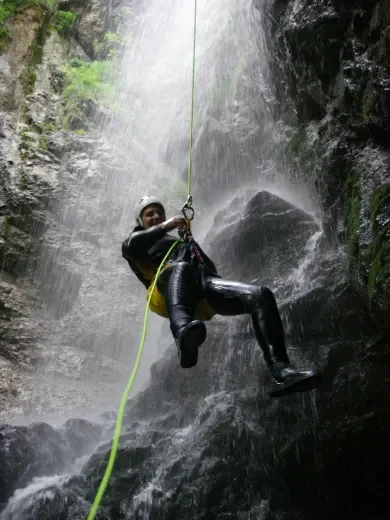 【因特拉肯】冒險家的溪降體驗