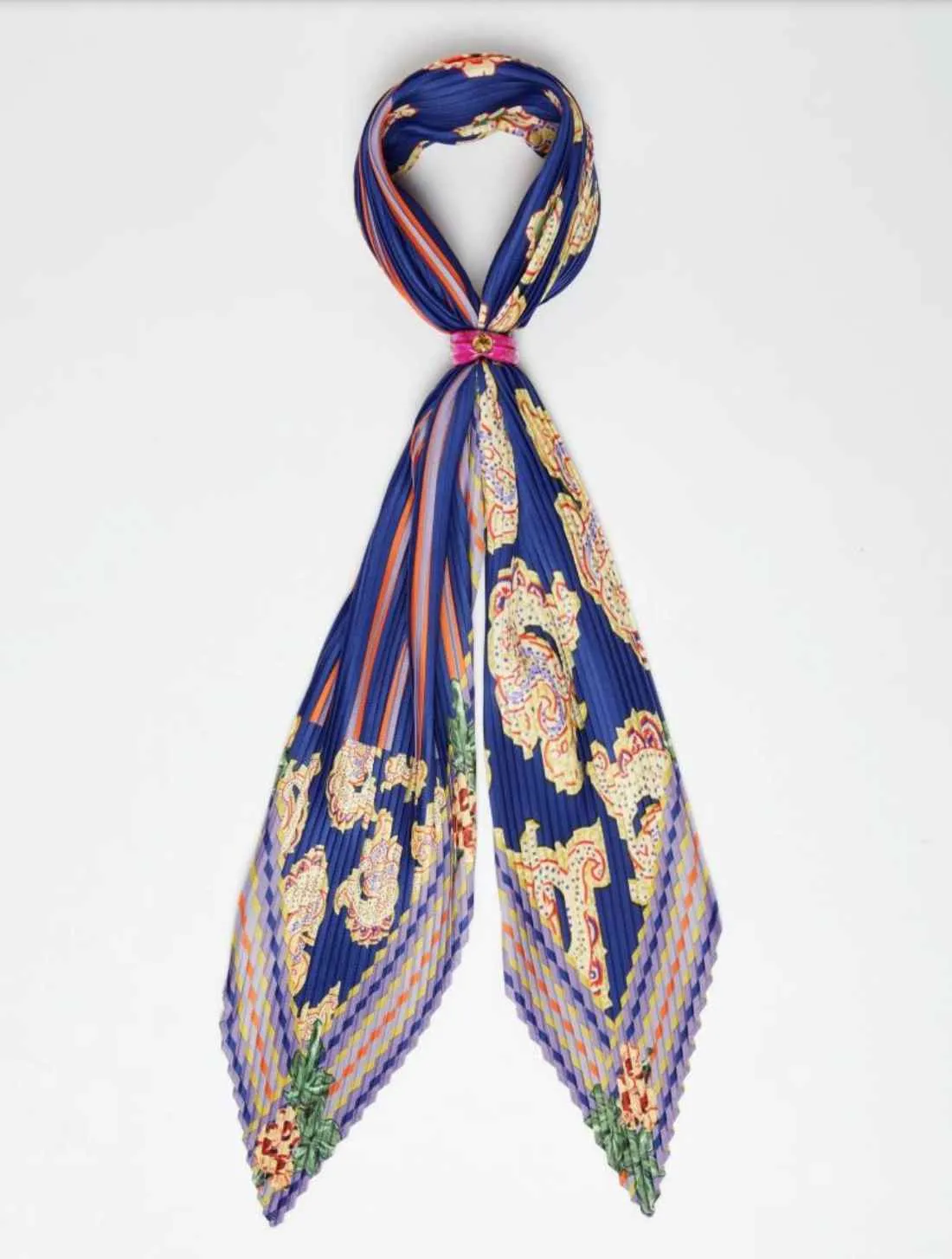 【機場穿搭】max&co絲巾 售價未定