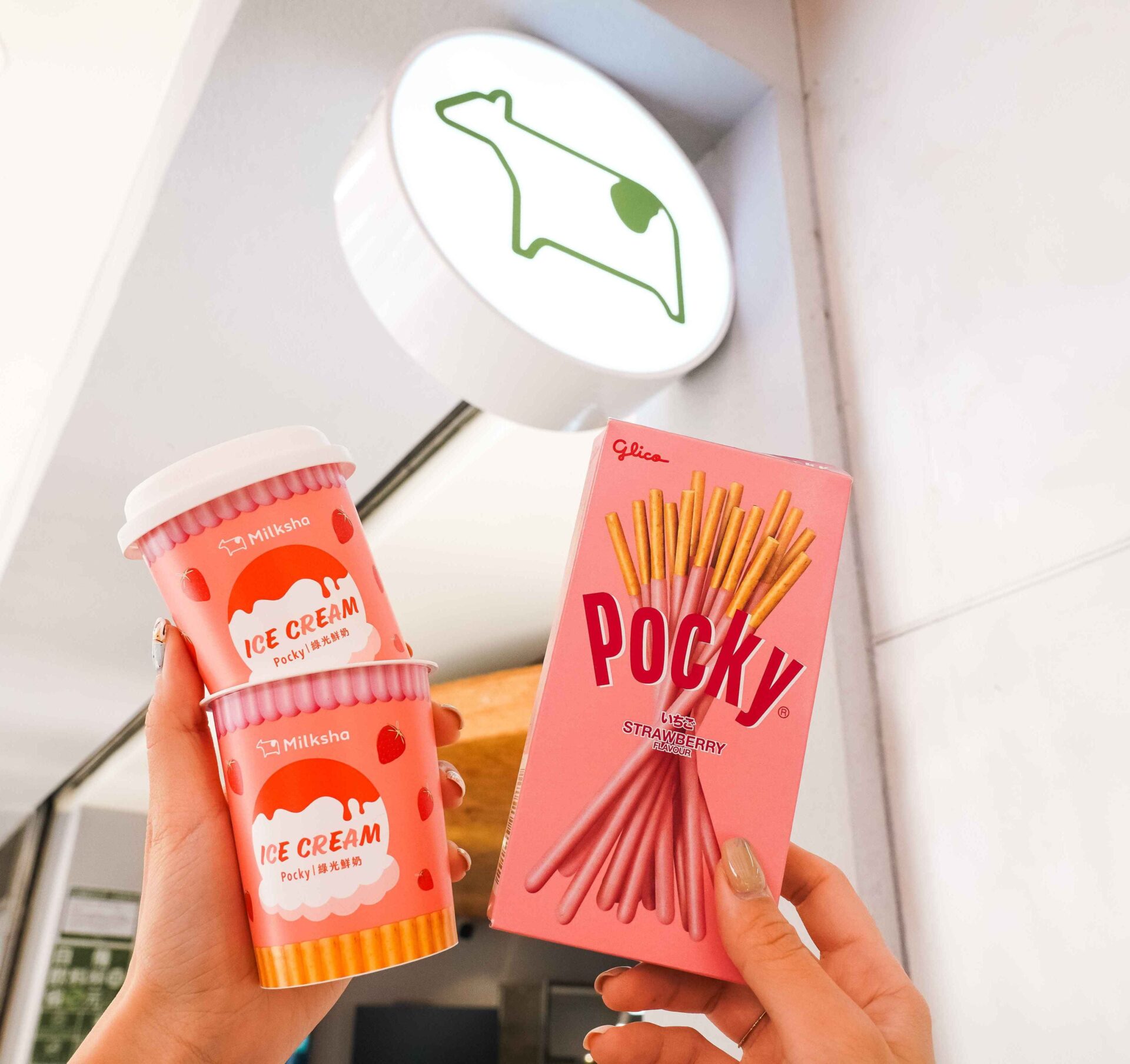 【迷客夏】庫奇草莓歐蕾冰淇淋、pocky草莓棒