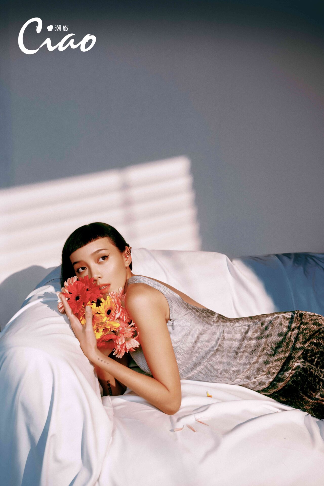 【ciao潮旅】時尚網紅kiwi李函 身著fendi漸層印花長洋裝、金屬繫環芭蕾舞鞋、金色鑲鑽耳扣。