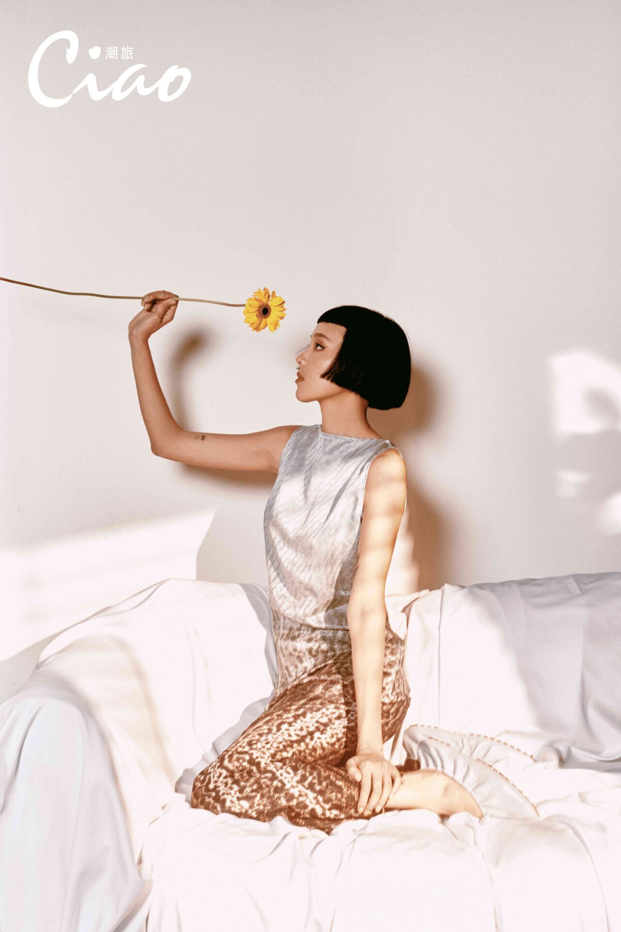 【ciao潮旅】時尚網紅kiwi李函 身著fendi漸層印花長洋裝、金屬繫環芭蕾舞鞋、金色鑲鑽耳扣。