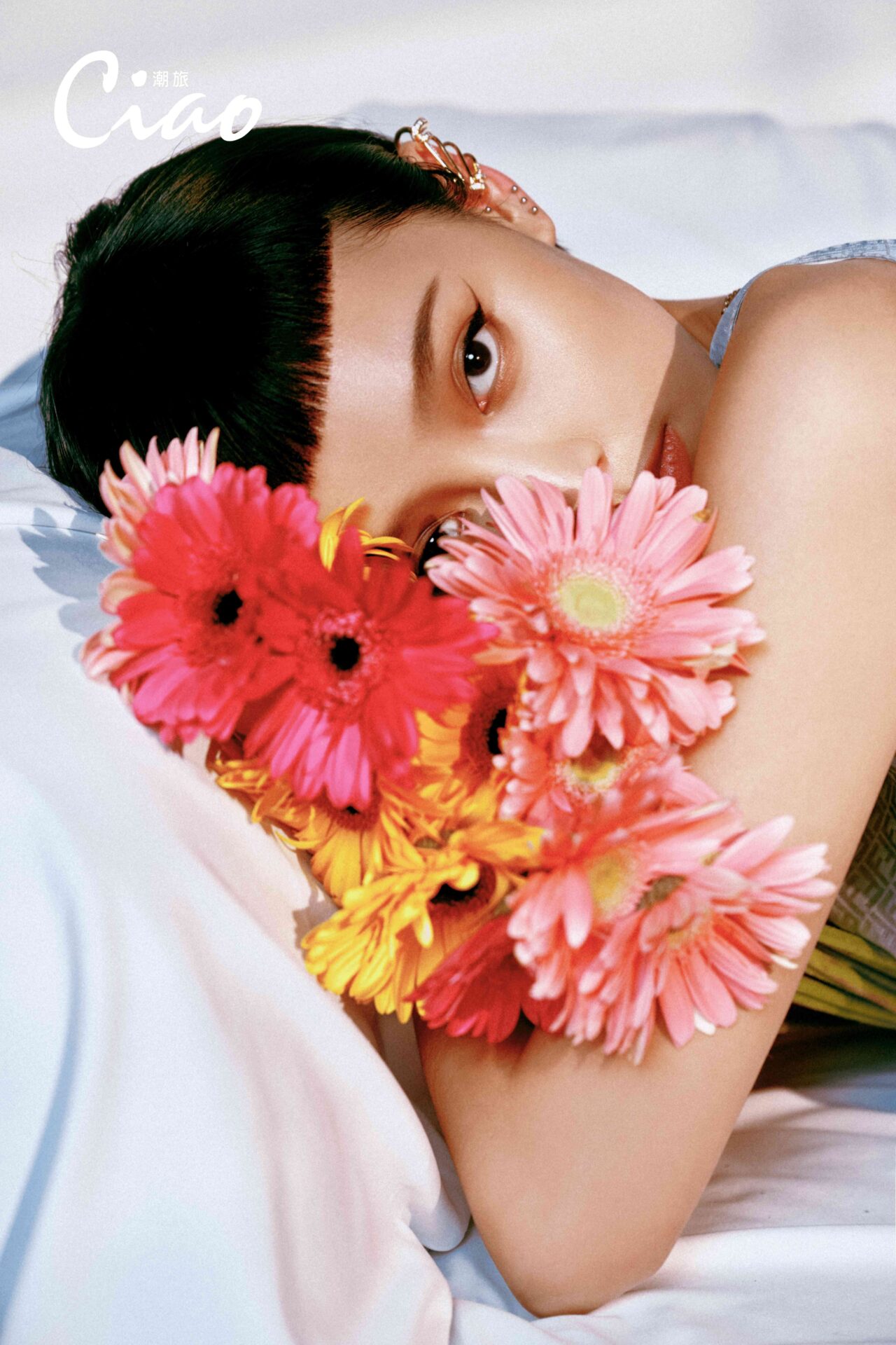 【ciao潮旅】時尚網紅kiwi李函 身著fendi漸層印花長洋裝、金屬繫環芭蕾舞鞋、金色鑲鑽耳扣。