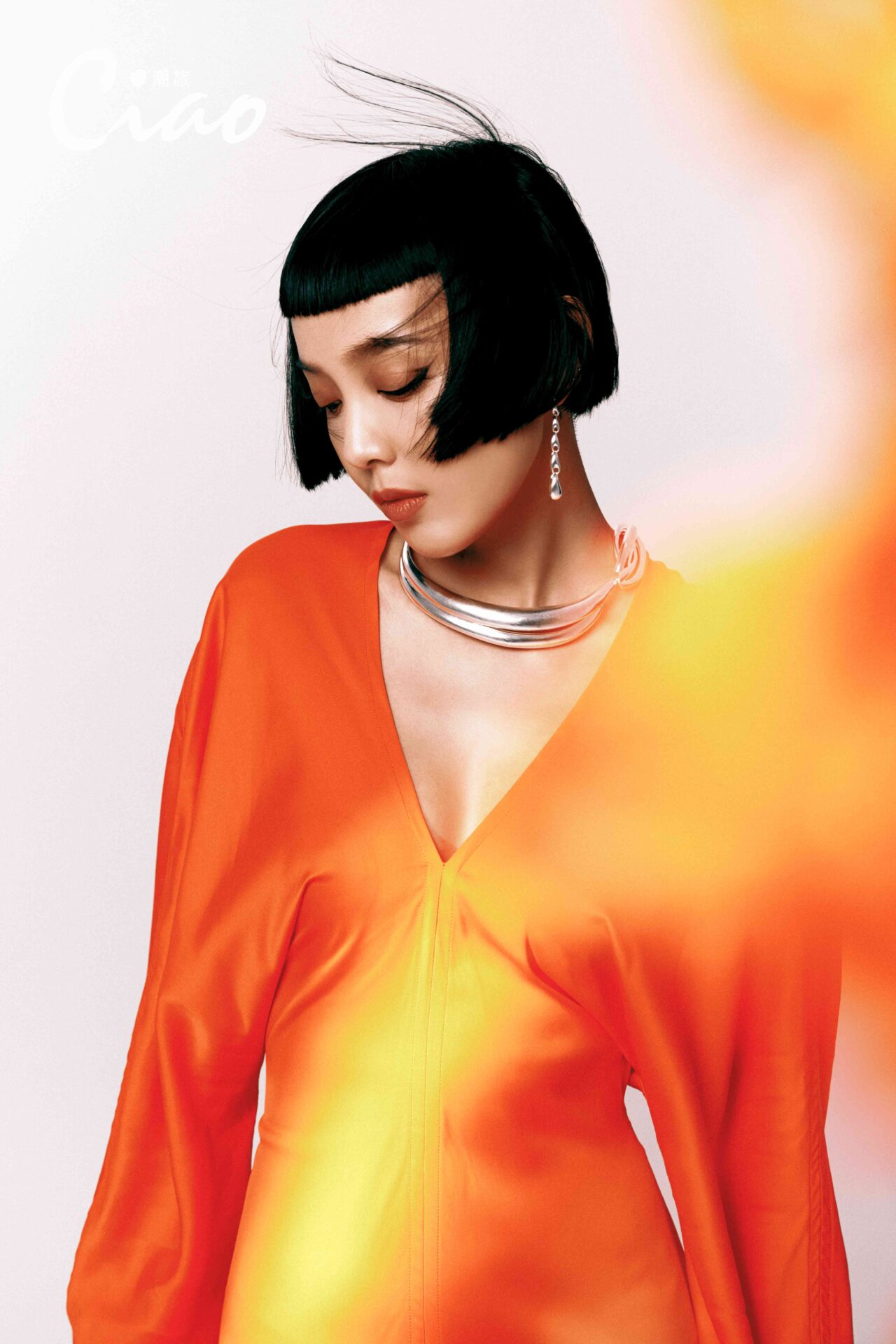 【ciao潮旅】時尚網紅kiwi李函 身著ferragamo緞面橘色長袖洋裝、銀色鏡面高跟鞋、georg Jensen喬治傑生 Arc純銀頸環、reflect鏈節長耳環、arc有機線條戒指。