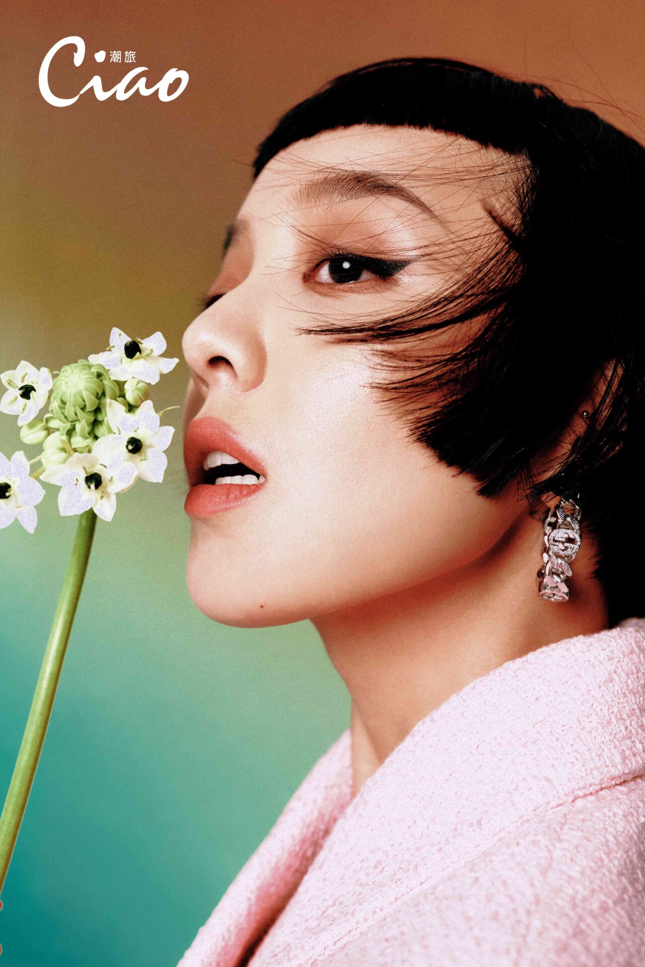 【ciao潮旅】身著gucci粉紅色花呢亮面夾克、白色潛水單車褲、銀色單圈耳環。