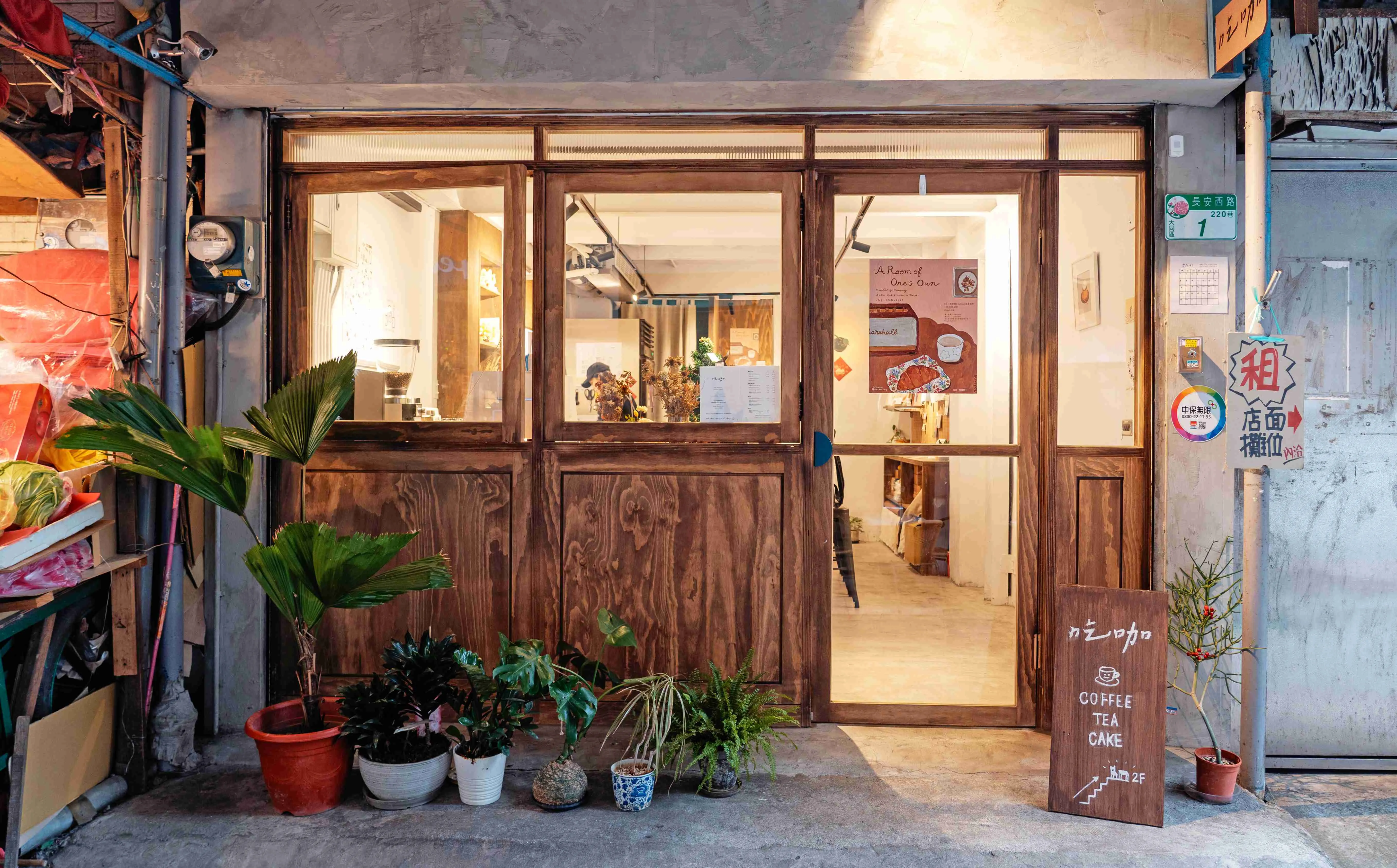 【naiting與她的創作】naiting近期於台北吃咖展出第一次的個展，在熙來攘往的巷弄中，溫暖的畫作與木質調的咖啡店相融為一個溫馨的小空間。