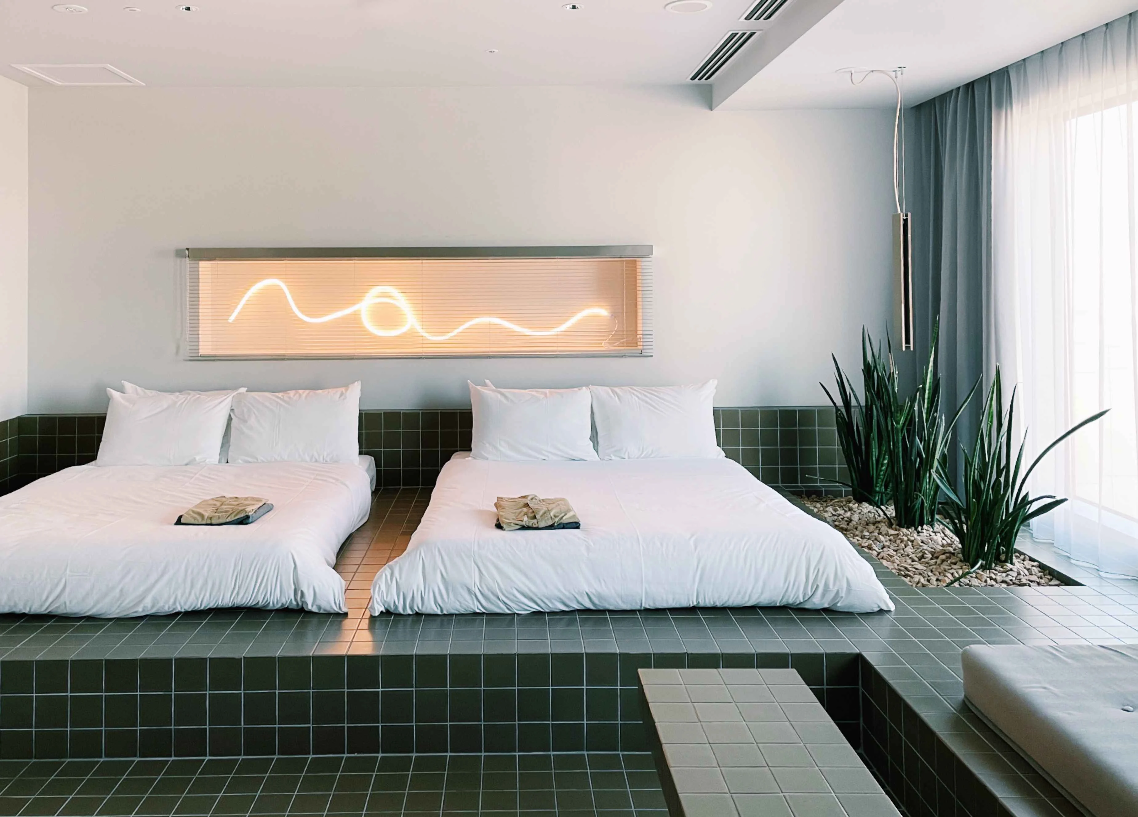 【作者李昀蓁專訪】「party Suite」房型延續公領域的方形綠色磁磚素材。