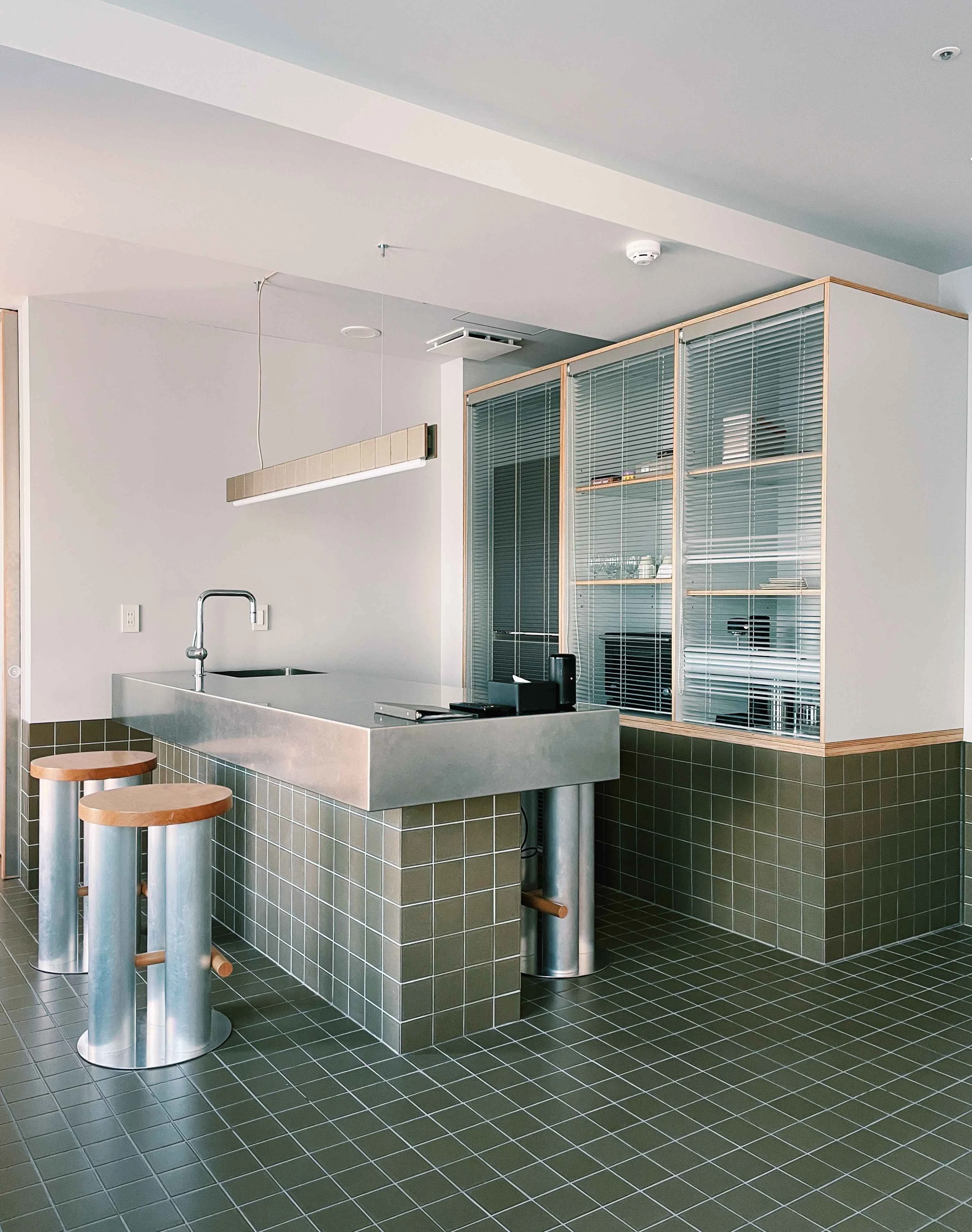 【作者李昀蓁專訪】「all Day Place Shibuya」採無隔間以配置出最有效率的空間。