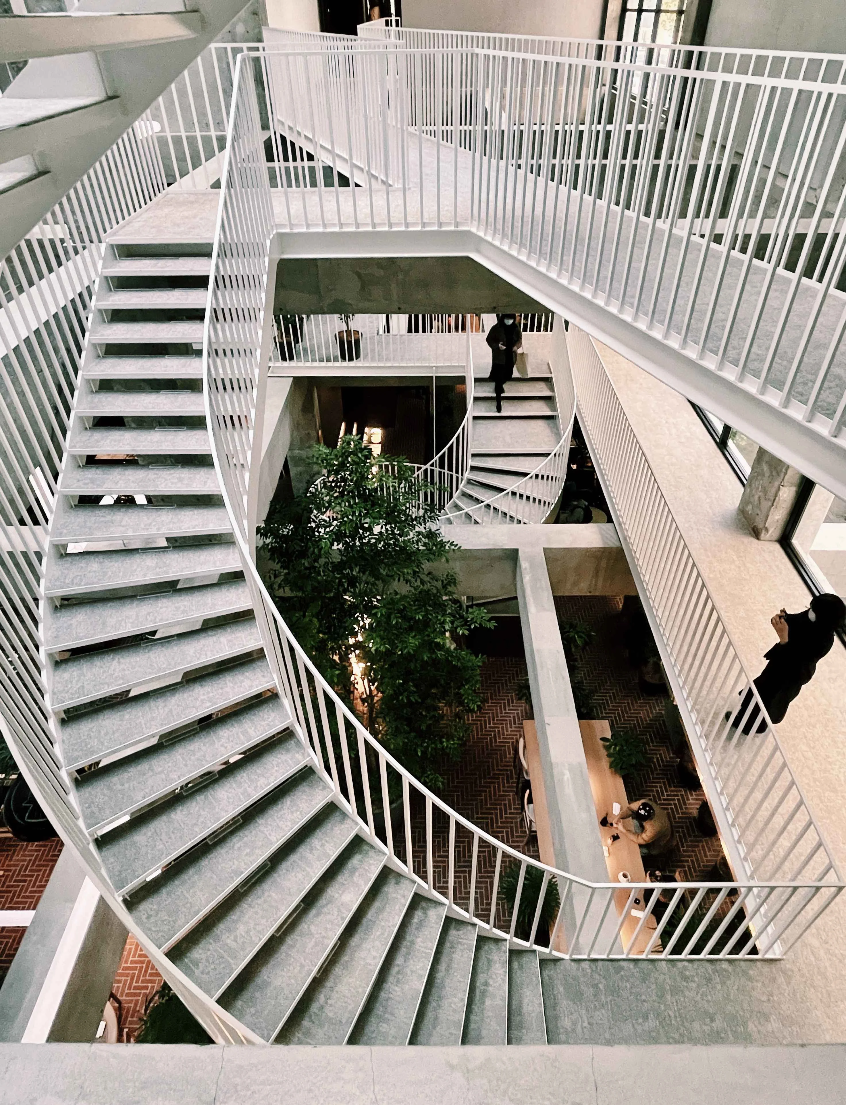 【作者李昀蓁專訪】 白井屋旅店打掉既有樓板後，樓梯與走廊交錯出豐富視覺與層次。