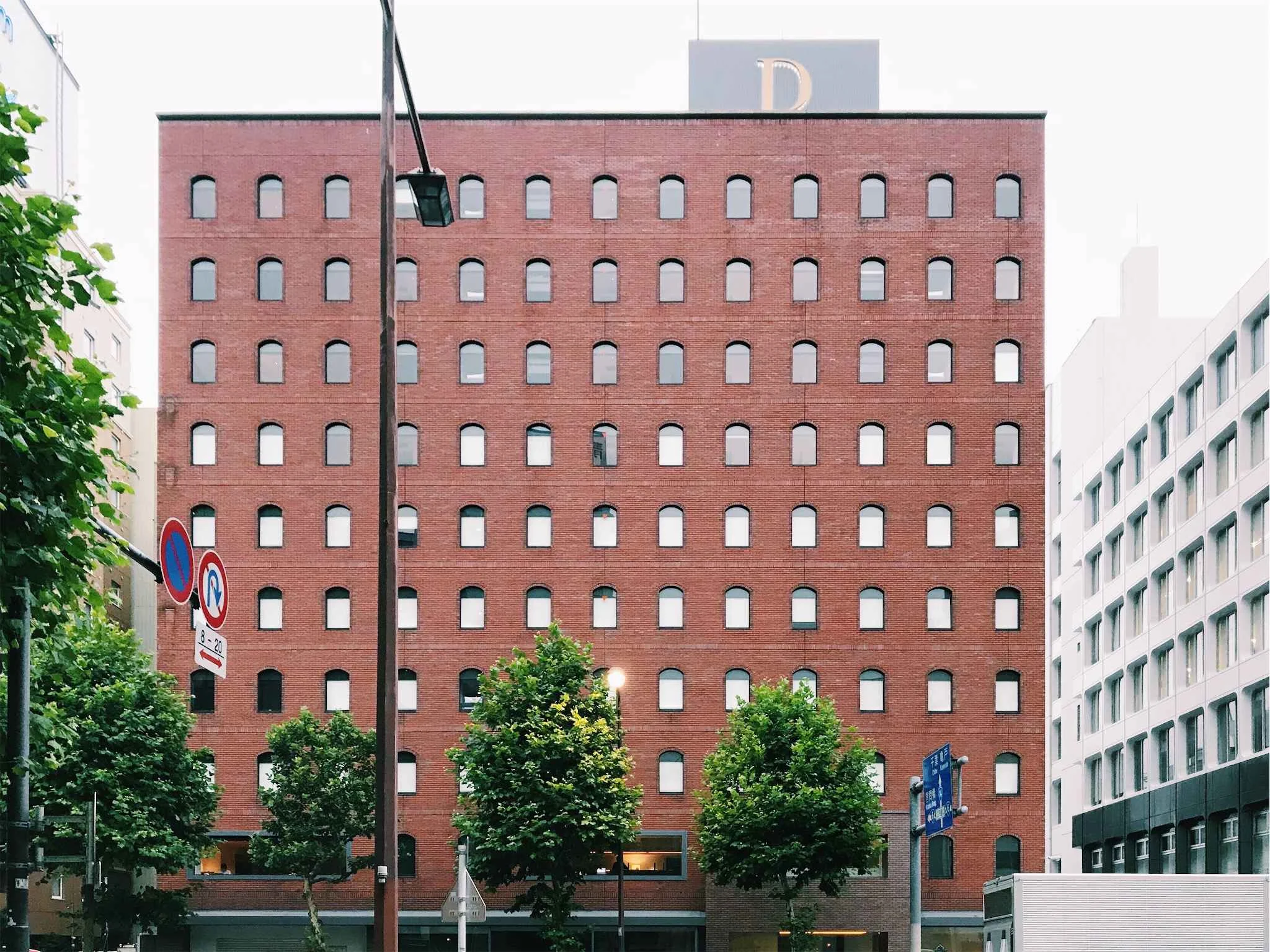 【作者李昀蓁專訪】ddd Hotel 紅磚立面外牆，搭配黑色拱形窗，給人有種來到歐式的既視感。