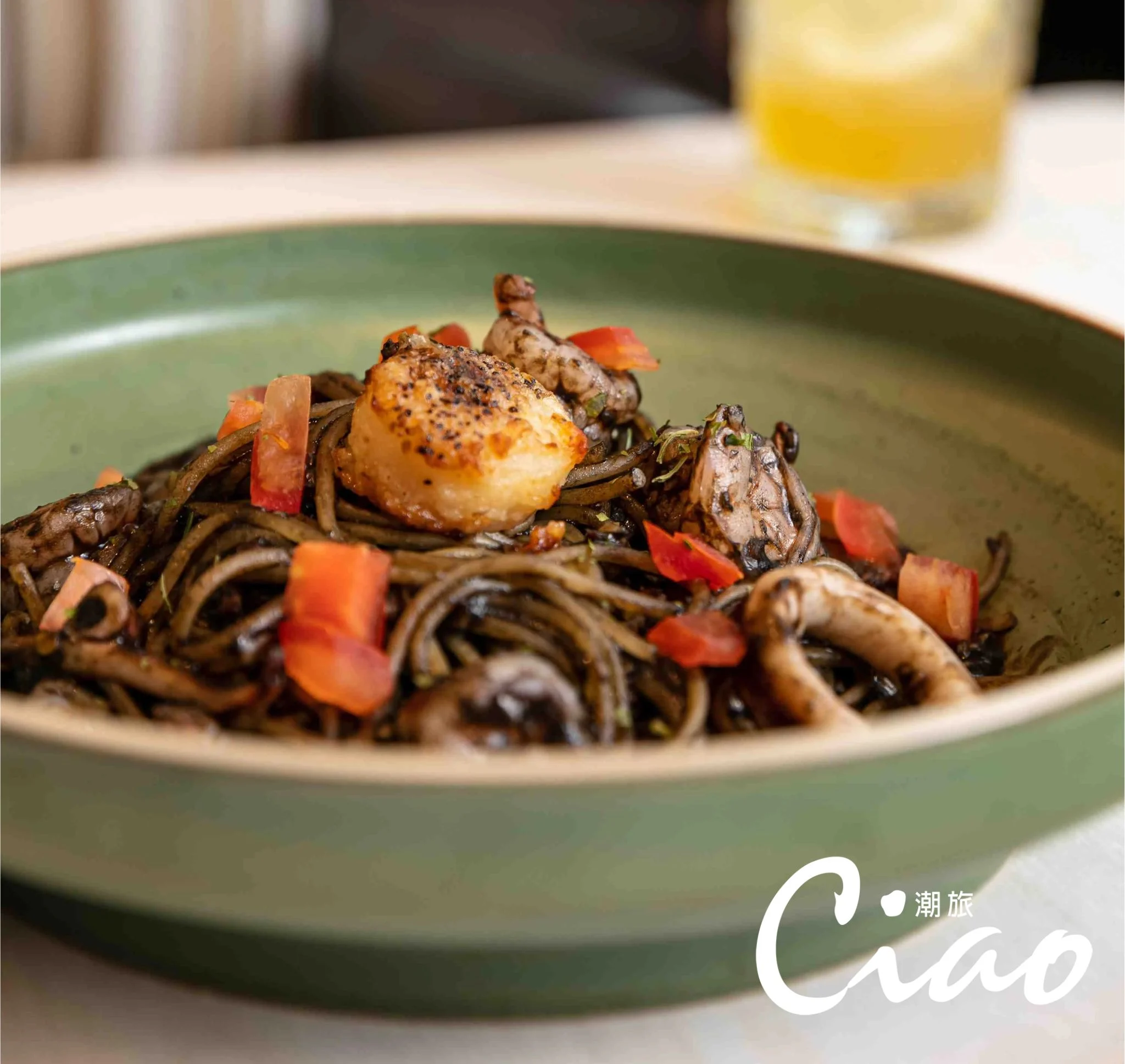 【武蔵野森珈琲diner】「干貝、蝦球烏賊墨義大利麵」取自味道濃郁富含營養的墨魚汁，並選用新鮮干貝、鮮嫩彈牙的鮮蝦與中卷，更富鮮甜層次及口感。