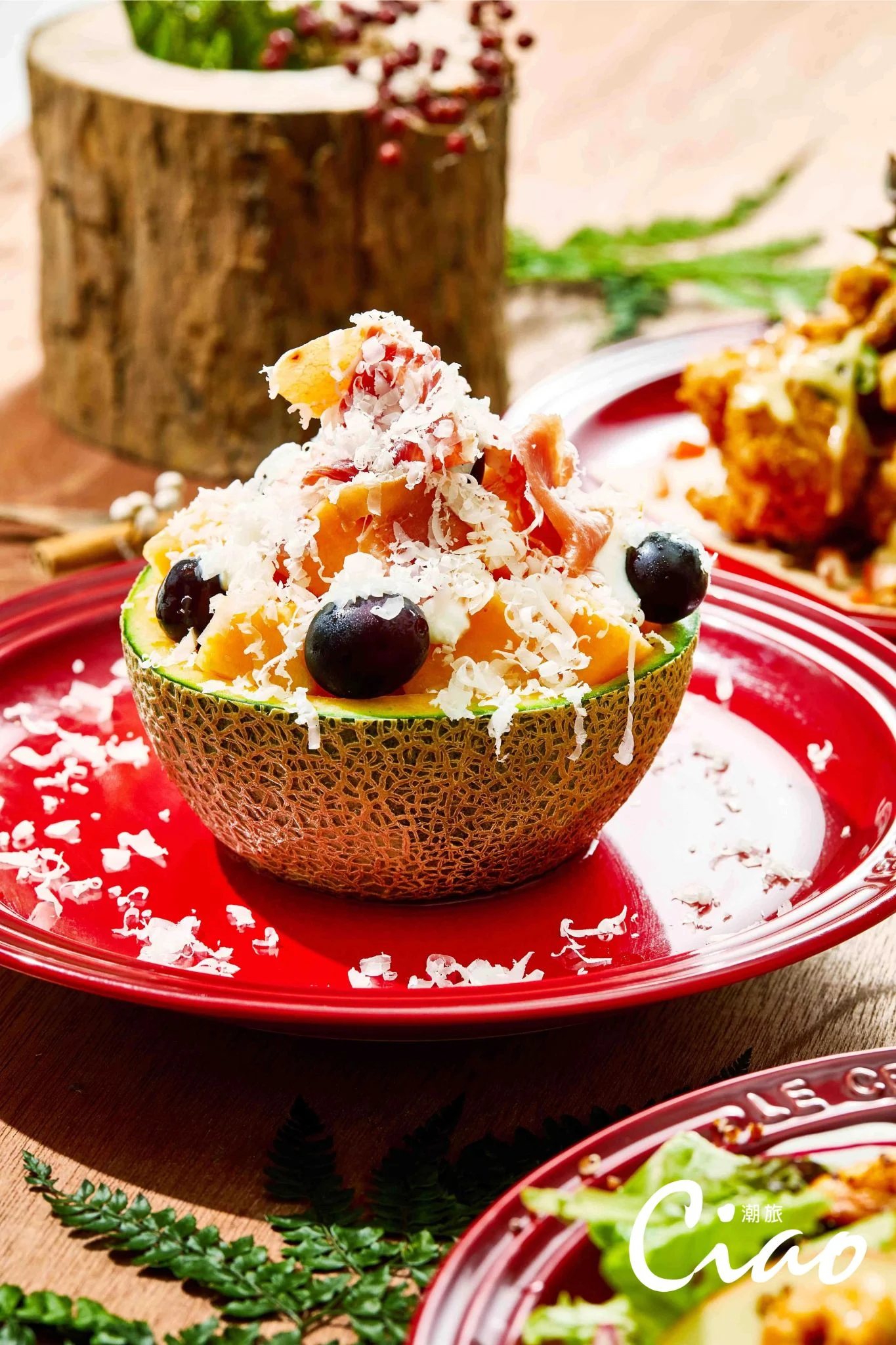 【武蔵野森珈琲diner】「索蘭諾火腿蜜瓜盅」口感綿密絲綢起士與現刨帕瑪森起士，搭配香甜哈密瓜與西班牙生火腿，相當受歡迎的組合。2