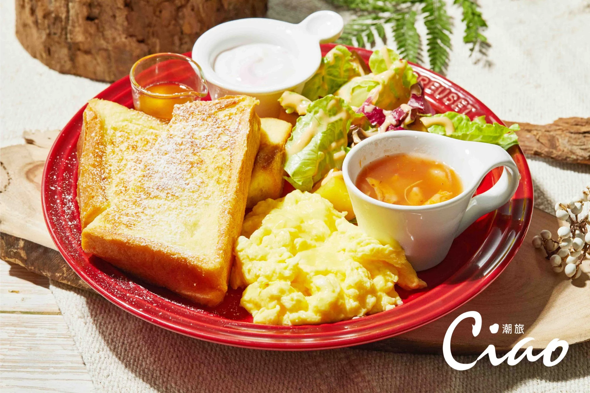 【武蔵野森珈琲diner】吸收蛋液的吐司柔軟飽滿，淋上蜂蜜後香甜可口。1