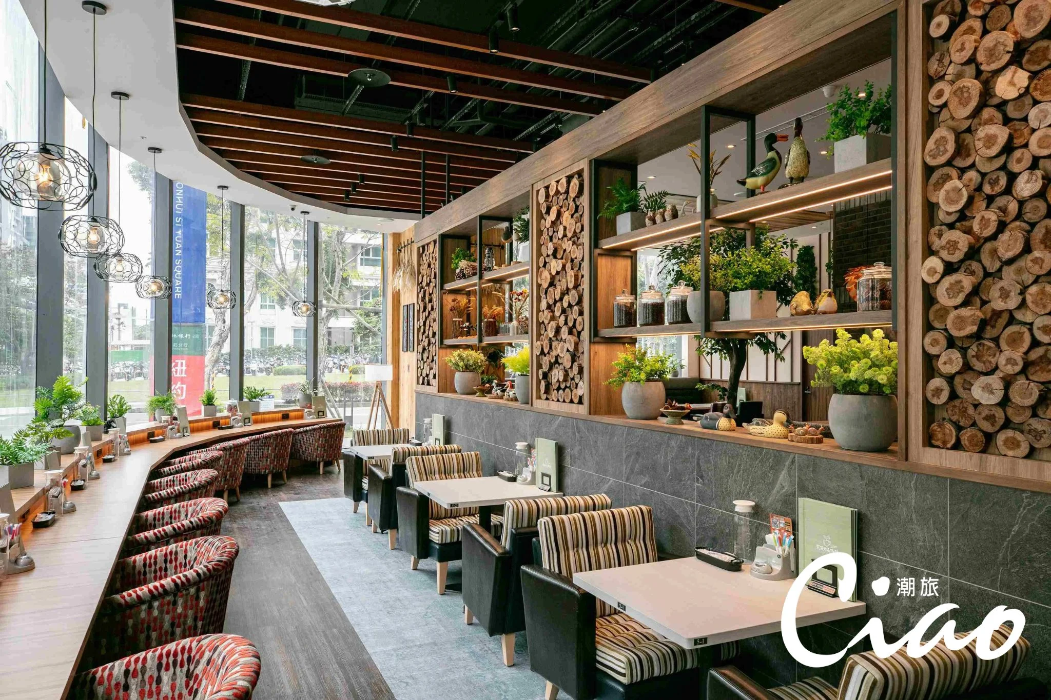 【武蔵野森珈琲diner】大面開窗引光入室，營造自然又明亮的用餐空間。