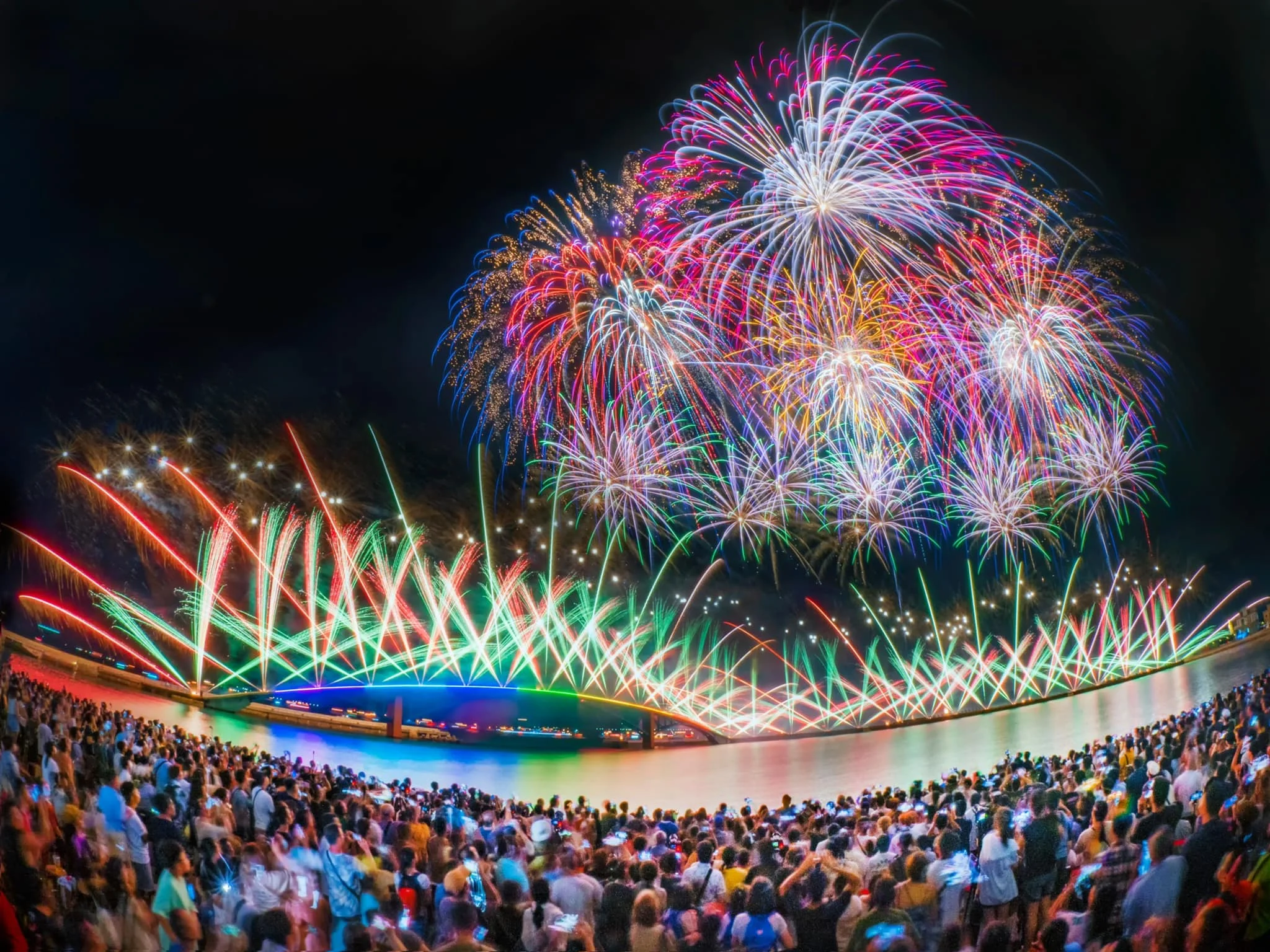 【翻攝澎湖國際海上花火節臉書】澎湖國際花火節早已成為台灣的外島中，最具代表性的大型活動之一。