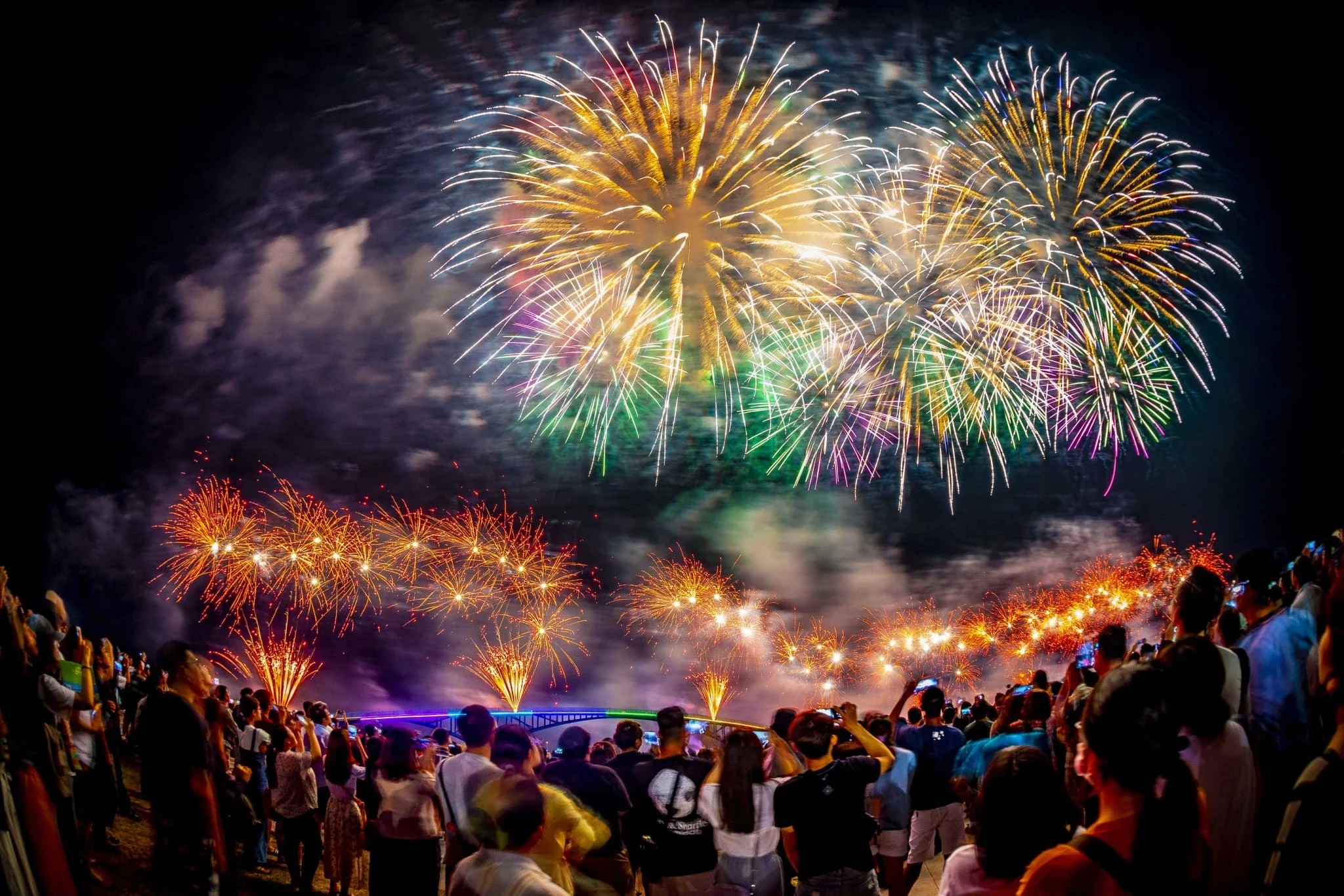 【翻攝澎湖國際海上花火節臉書】為期三個月的澎湖國際花火節，絢爛綻放澎湖的夜空。 拷貝