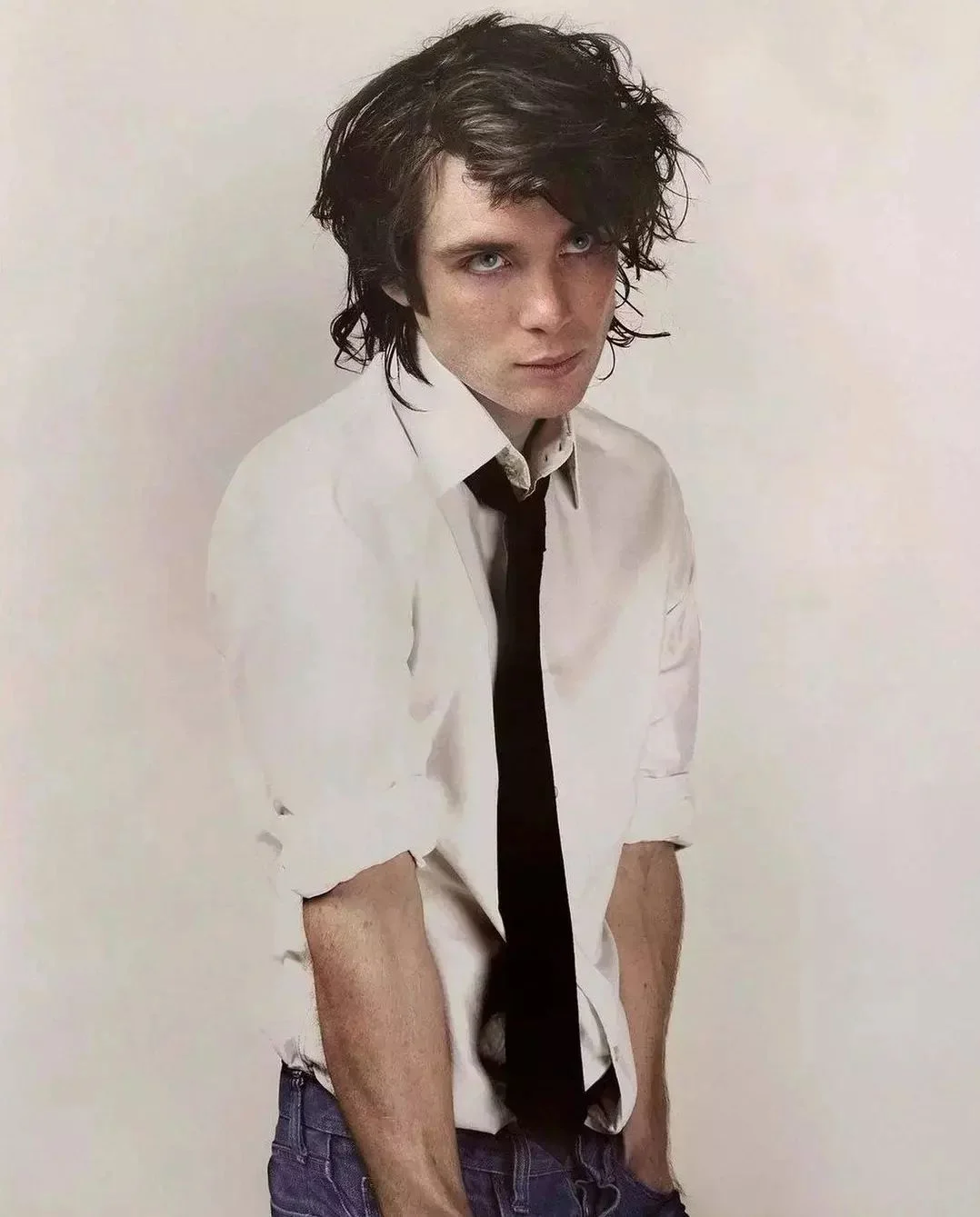 【翻攝imdb】席尼莫菲熱愛音樂，年輕時曾和友人組成一支搖滾樂團，並簽約發行多張專輯。