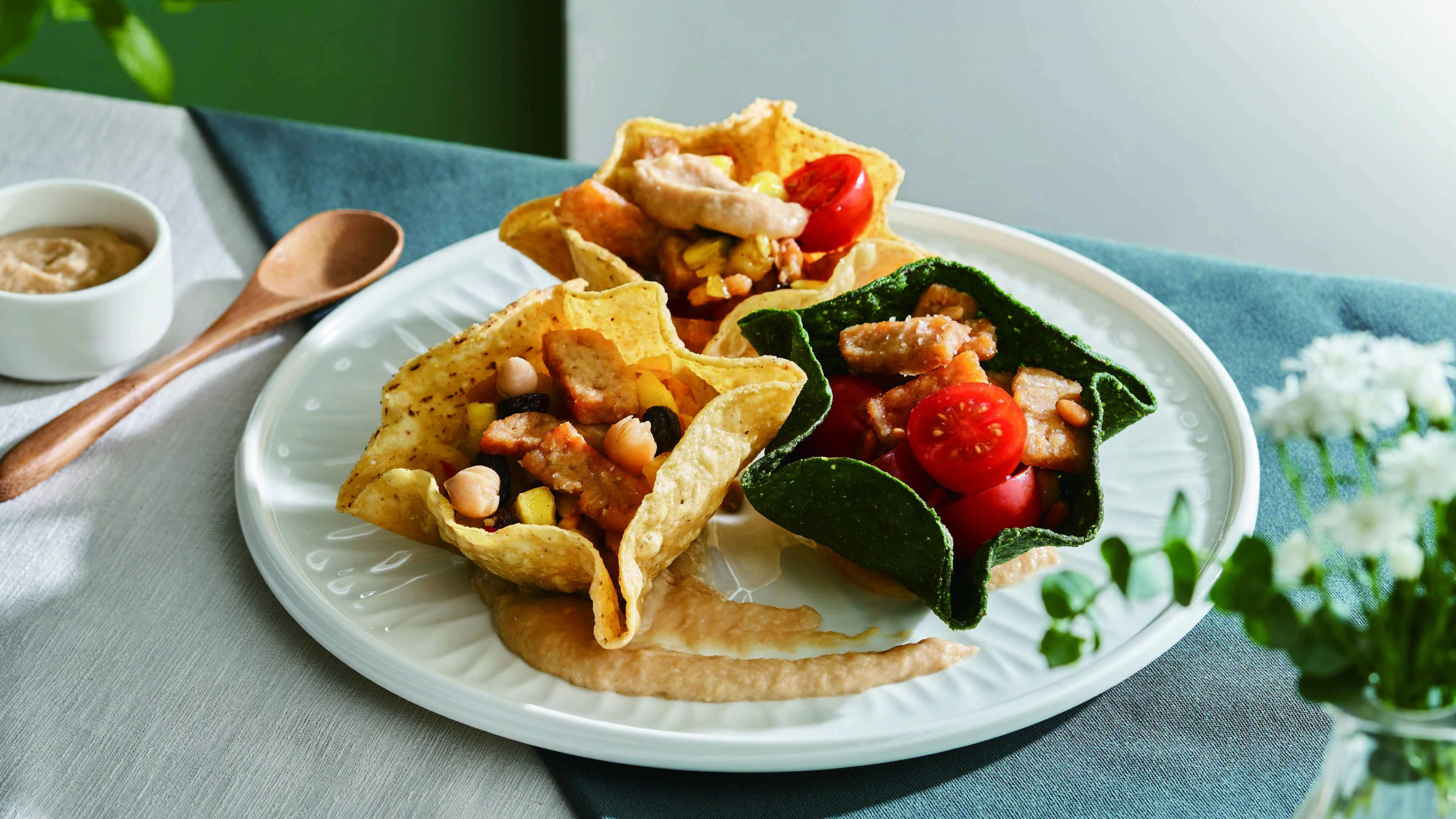 【蔬食餐廳】墨西哥塔可餅雙色塔可餅巧炸至酥脆噴香，盛裝天貝，松子葡萄乾等各式鮮蔬，佐酸甜酪梨莎莎醬，體驗墨西哥料理的熱情多采。
