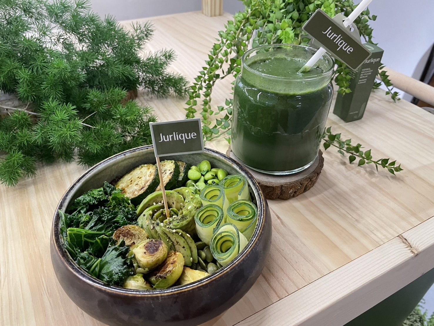【jurlique茱莉蔻】綠色蔬菜佛陀碗內有羽衣甘藍、球芽甘藍、節瓜、毛豆、小黃瓜、南瓜籽、酪梨、薄荷、藜麥、鷹嘴豆泥。綠淨大師果昔含螺旋藻、菠菜、小黃瓜、蘋果、香蕉、楓糖、杏仁