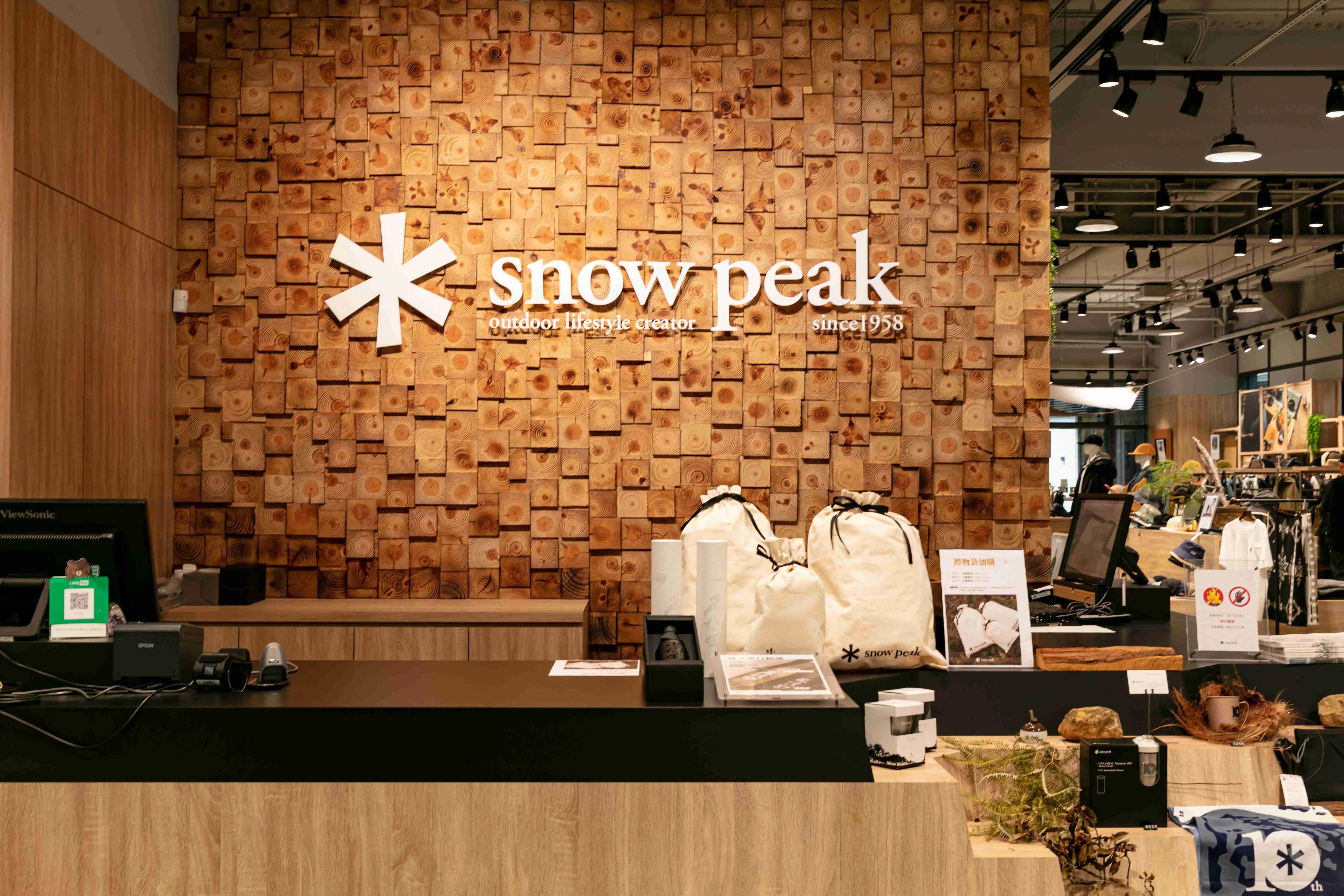 【snow Peak Hq Lounge】主題牆採用回收木再利用，創造接觸大自然般的感受。