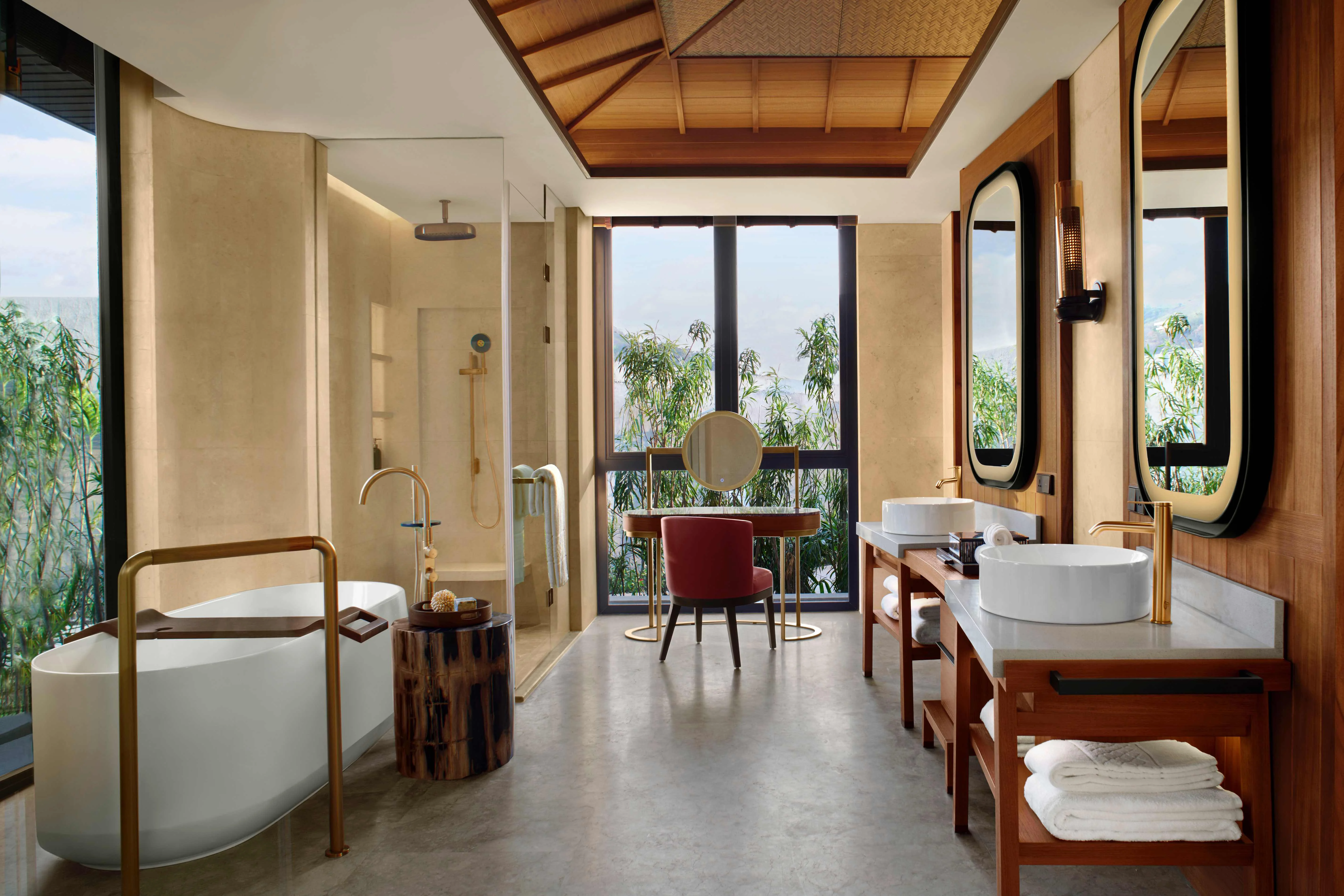 【奢華酒店】單間臥房別墅衛浴區通透明亮，引入室外自然景觀。 © Ta’aktana 豪華精選水療度假村