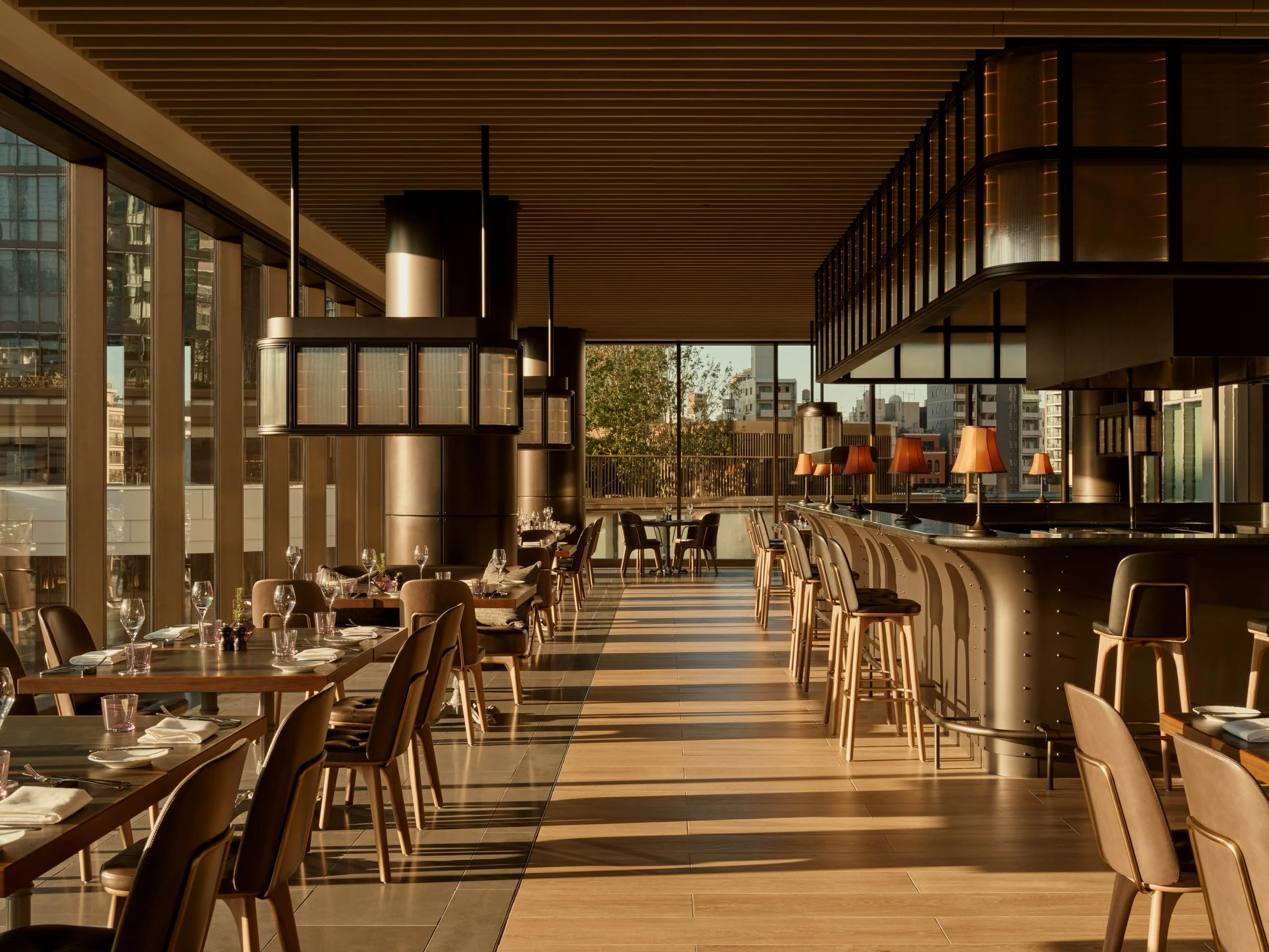 【奢華酒店】janu Tokyo 內的 Janu Grill 餐廳，提供優質肉類、海鮮燒烤料理，以 不同烹調方式呈現出食材的美味。© Janu Tokyo